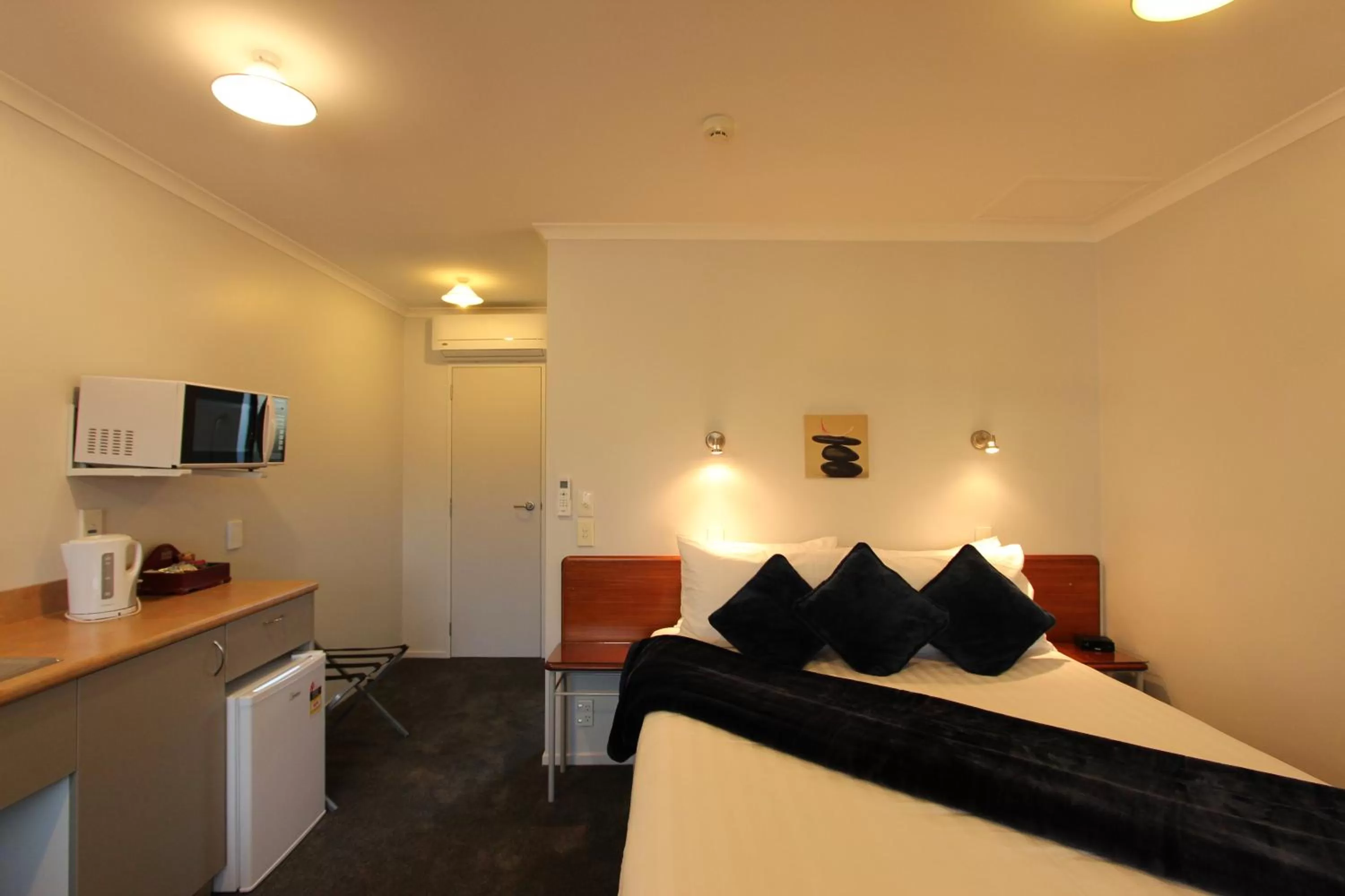 Bedroom, Bed in BK's Magnolia Motor Lodge