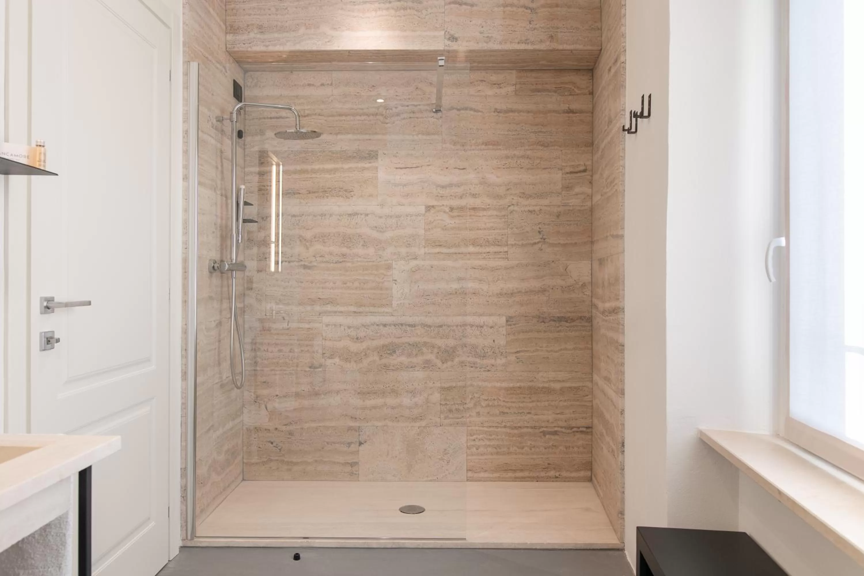 Shower in OGNISSANTI GuestHouse & Suites