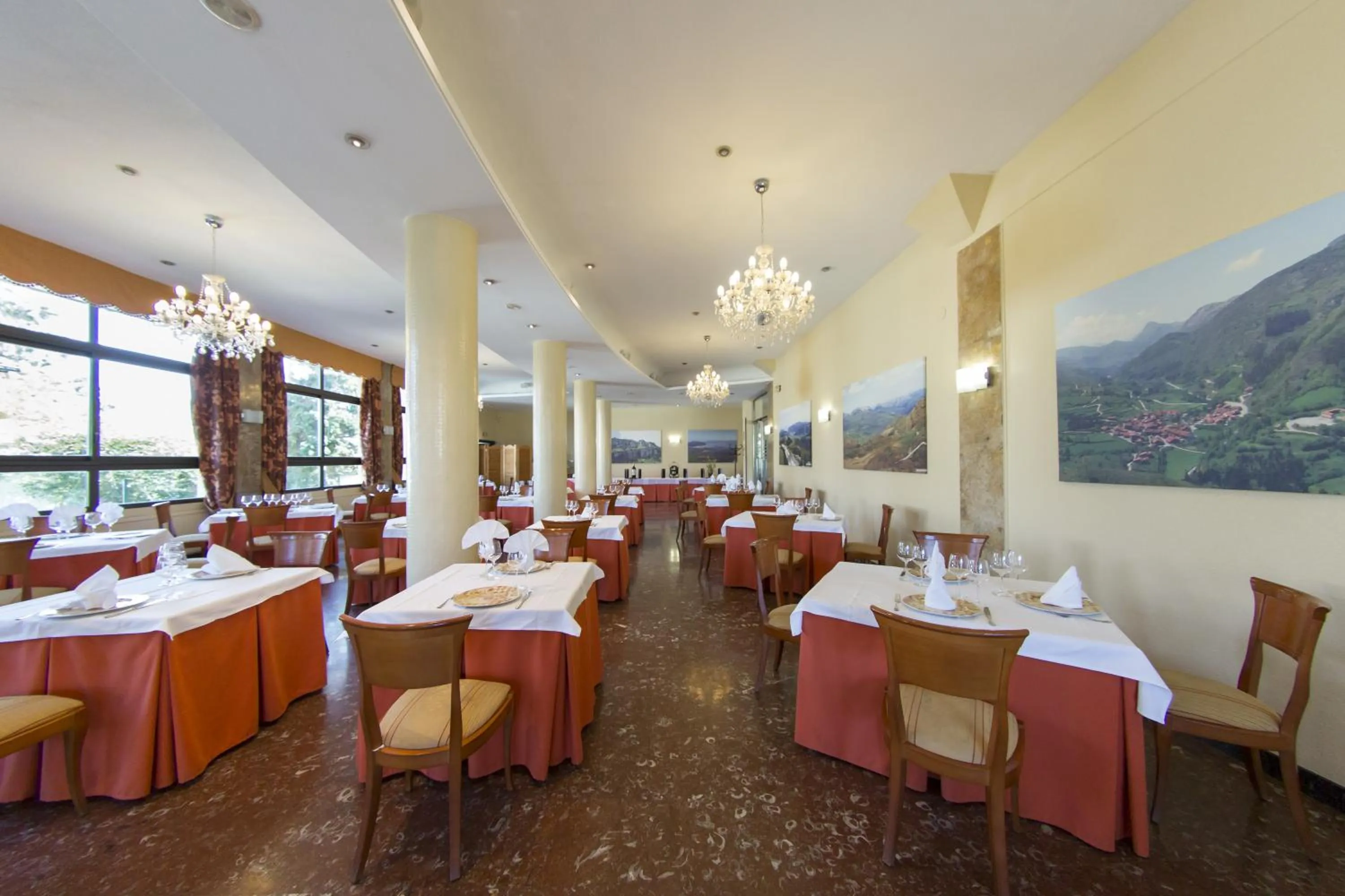 Restaurant/places to eat in Hotel Cosmopol