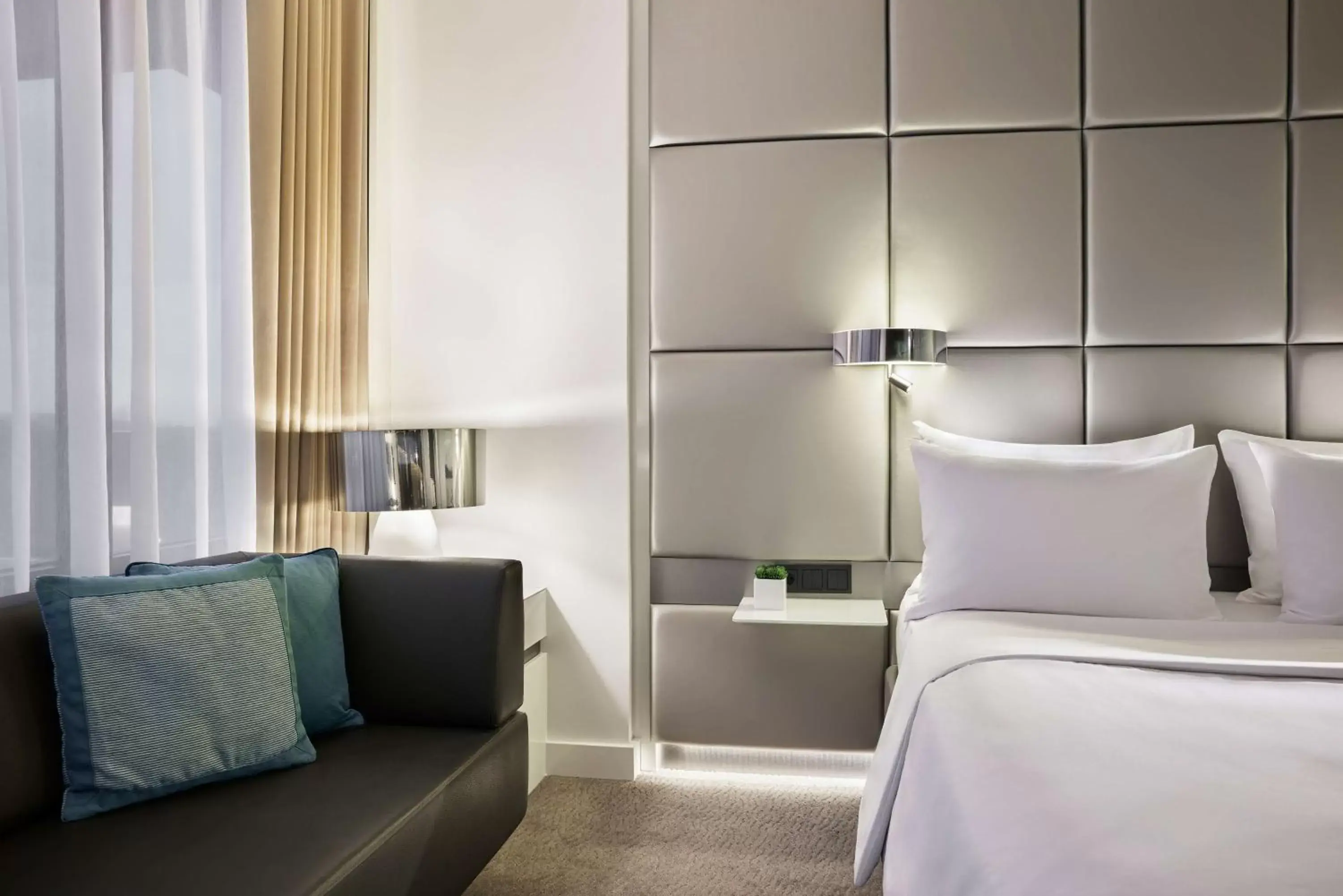 Deluxe Queen Room in Lindner Hotel Dusseldorf Seestern, part of JdV by Hyatt Deluxe Queen Room in Lindner Hotel Dusseldorf Seestern, part of JdV by Hyatt