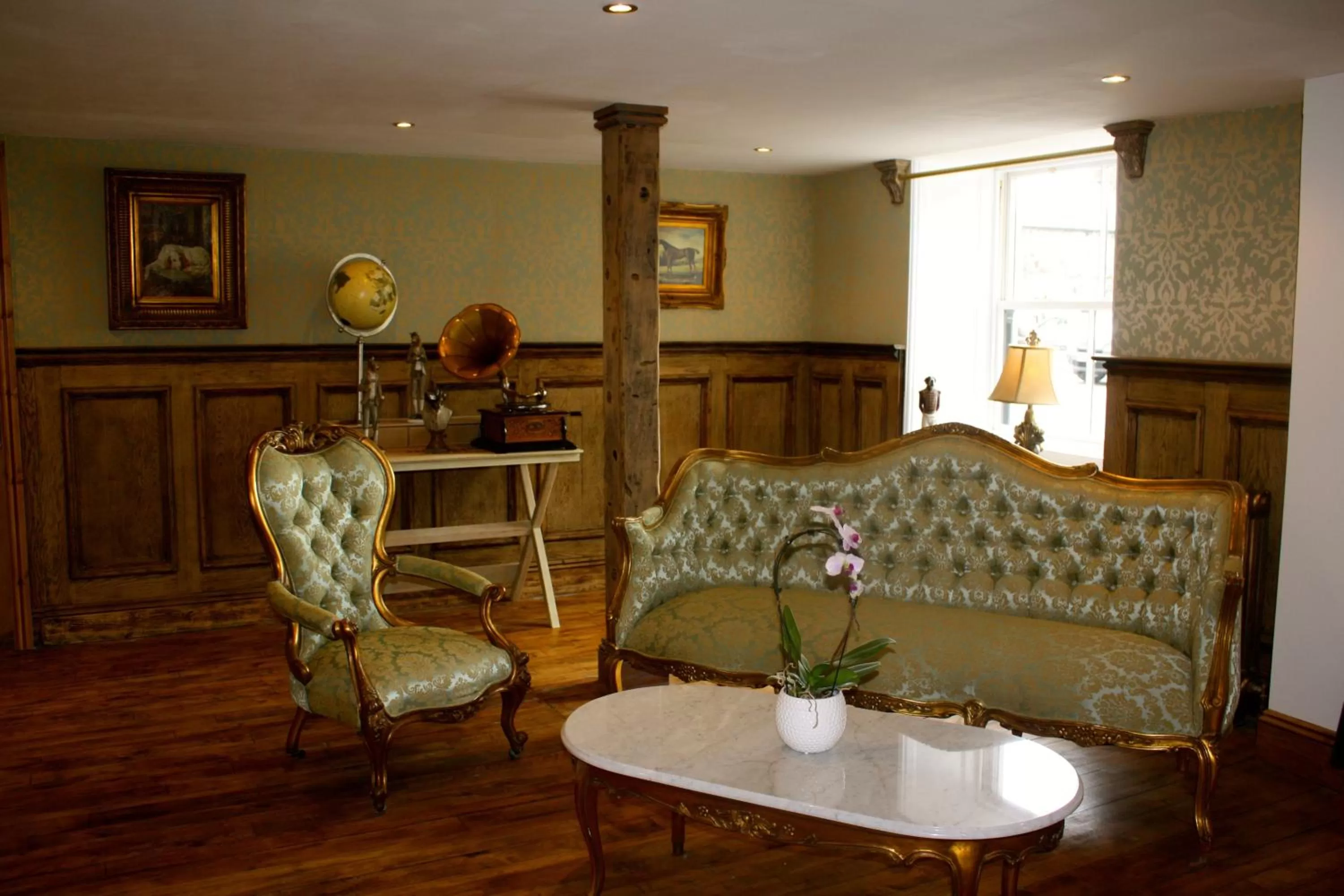 Lobby or reception in The Golden Fleece Inn