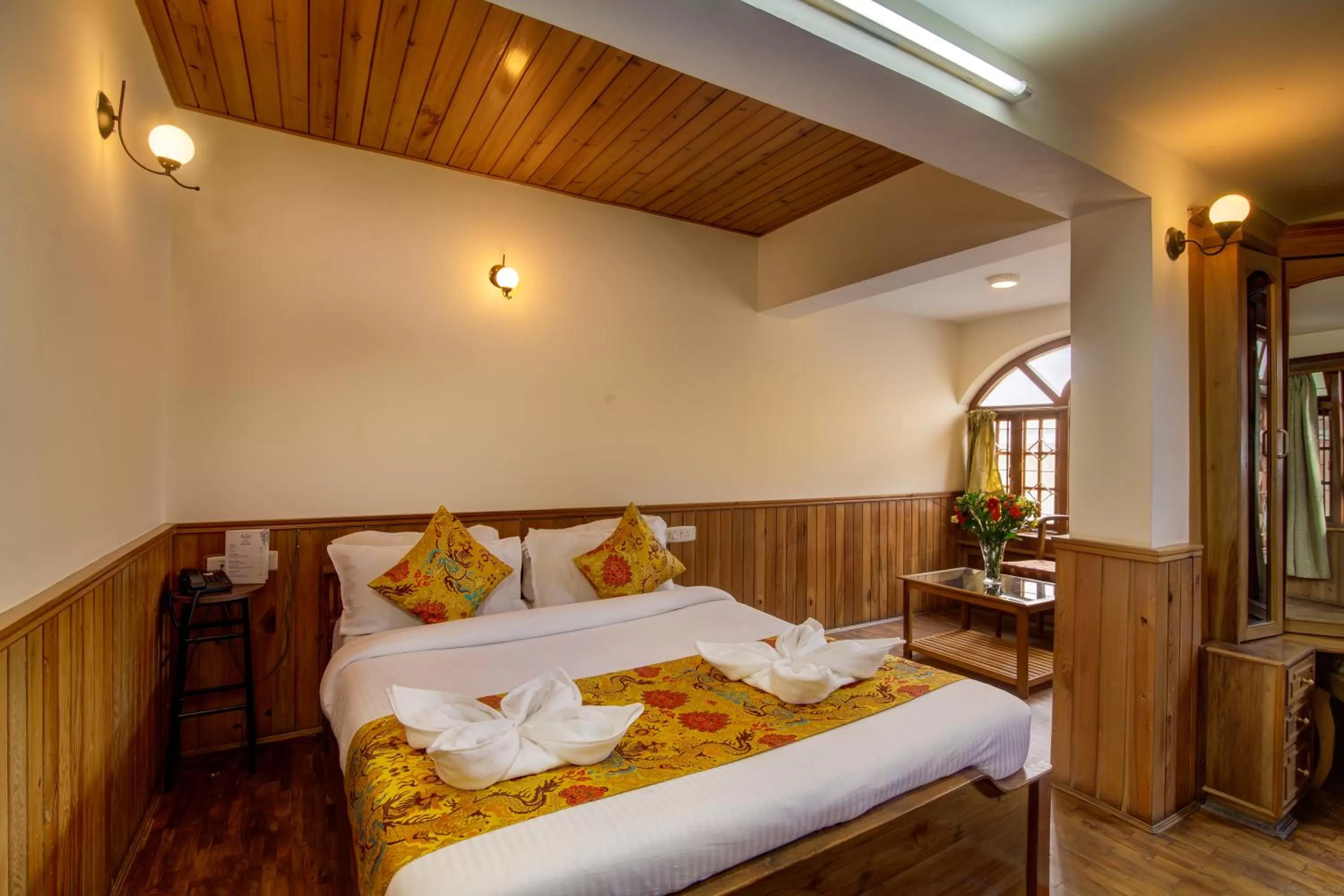 Bedroom, Bed in Muscatel Yavachi - 400 Mts from MG Marg