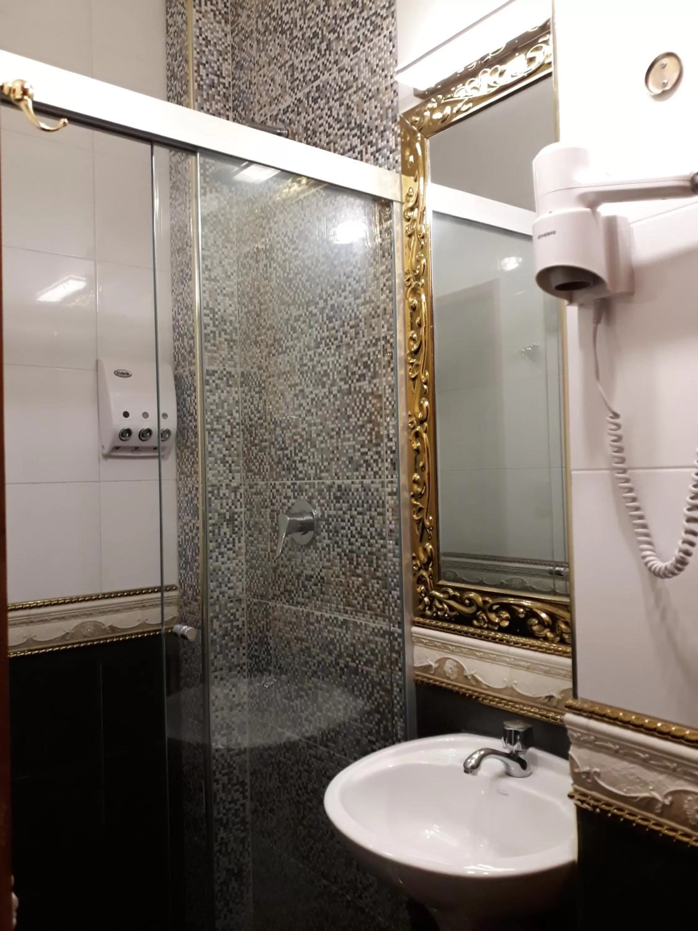 Bathroom in Hostal Terrabella SRL