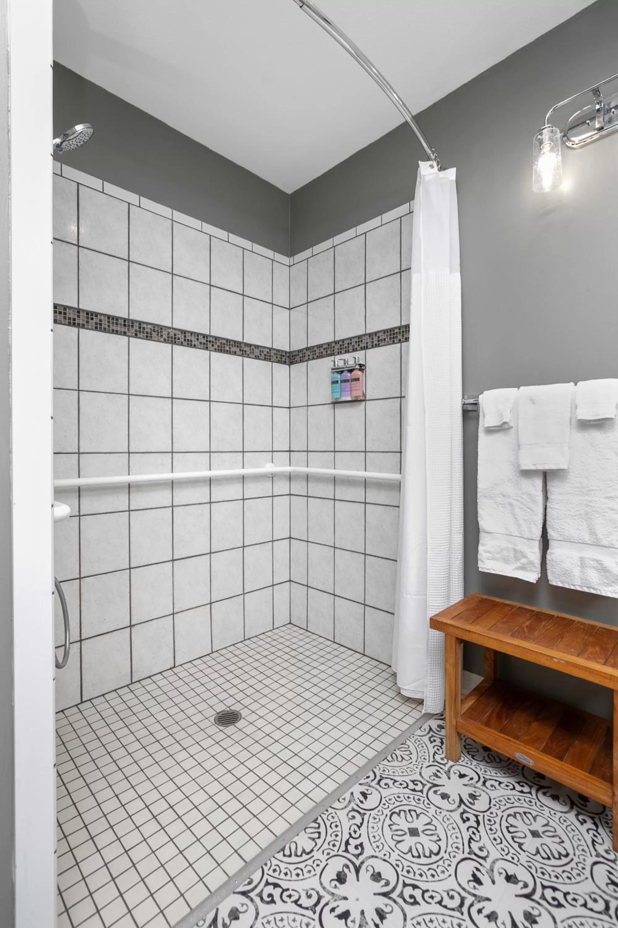 Shower in Saratoga Inn