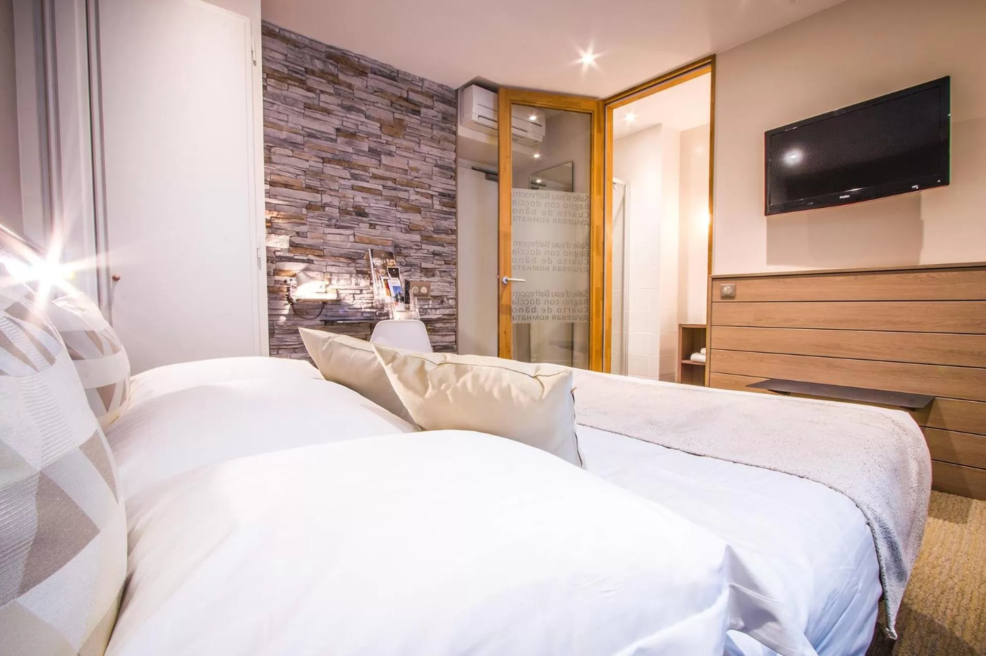 Bed in Hôtel des Princes, Chambéry Centre