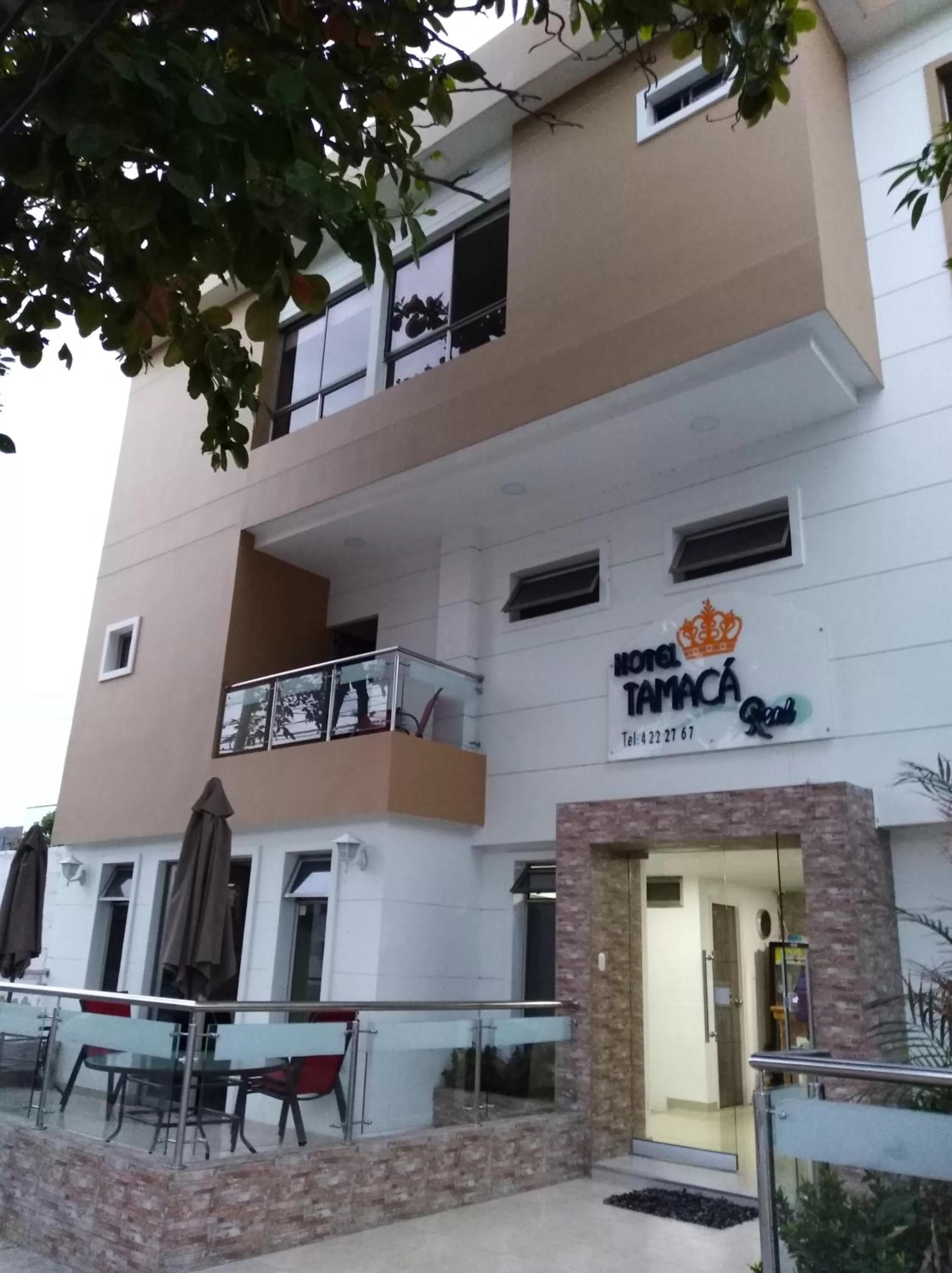 Facade/entrance, Property Building in Hotel Tamaca Real