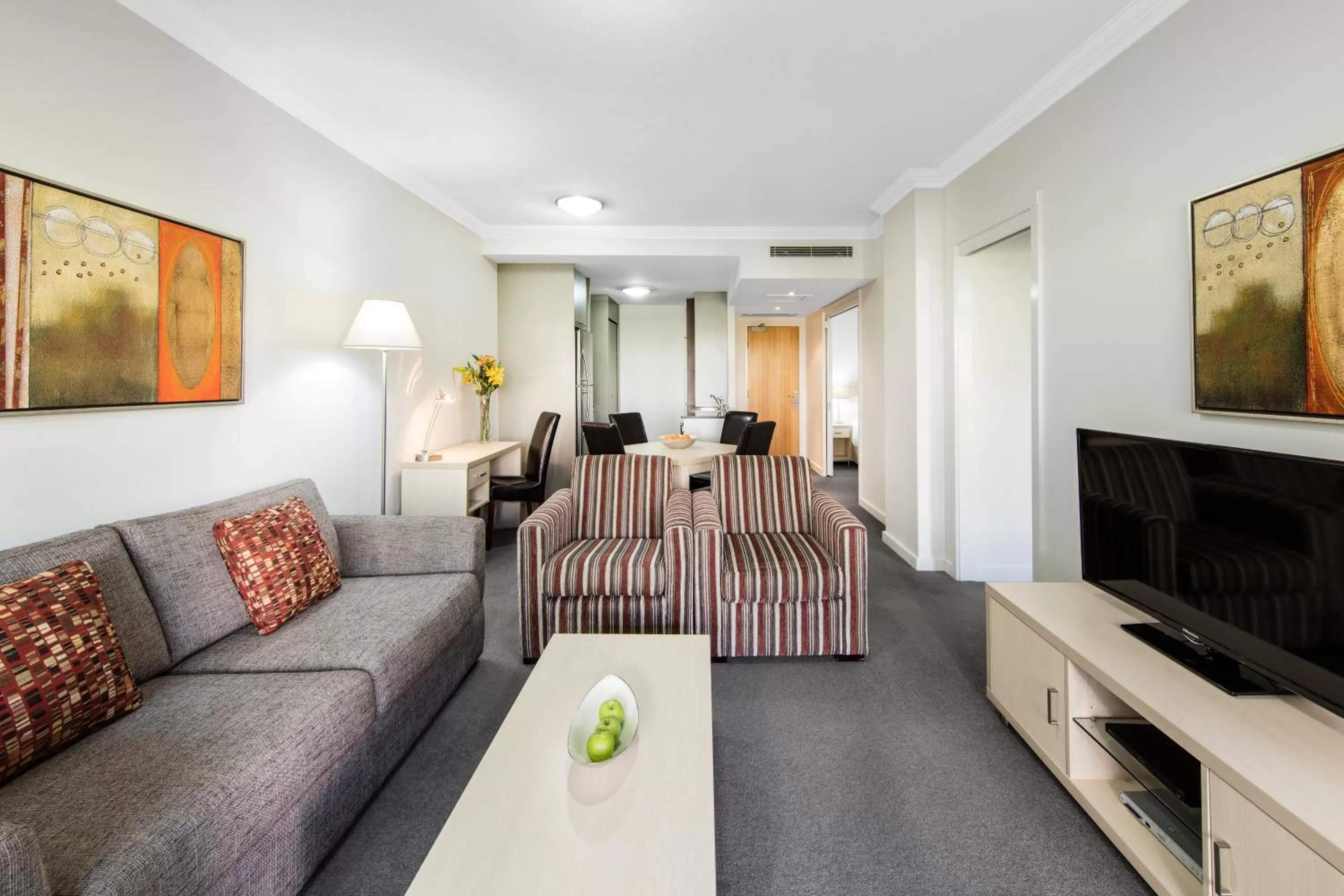 TV and multimedia in Oaks Brisbane Mews Suites