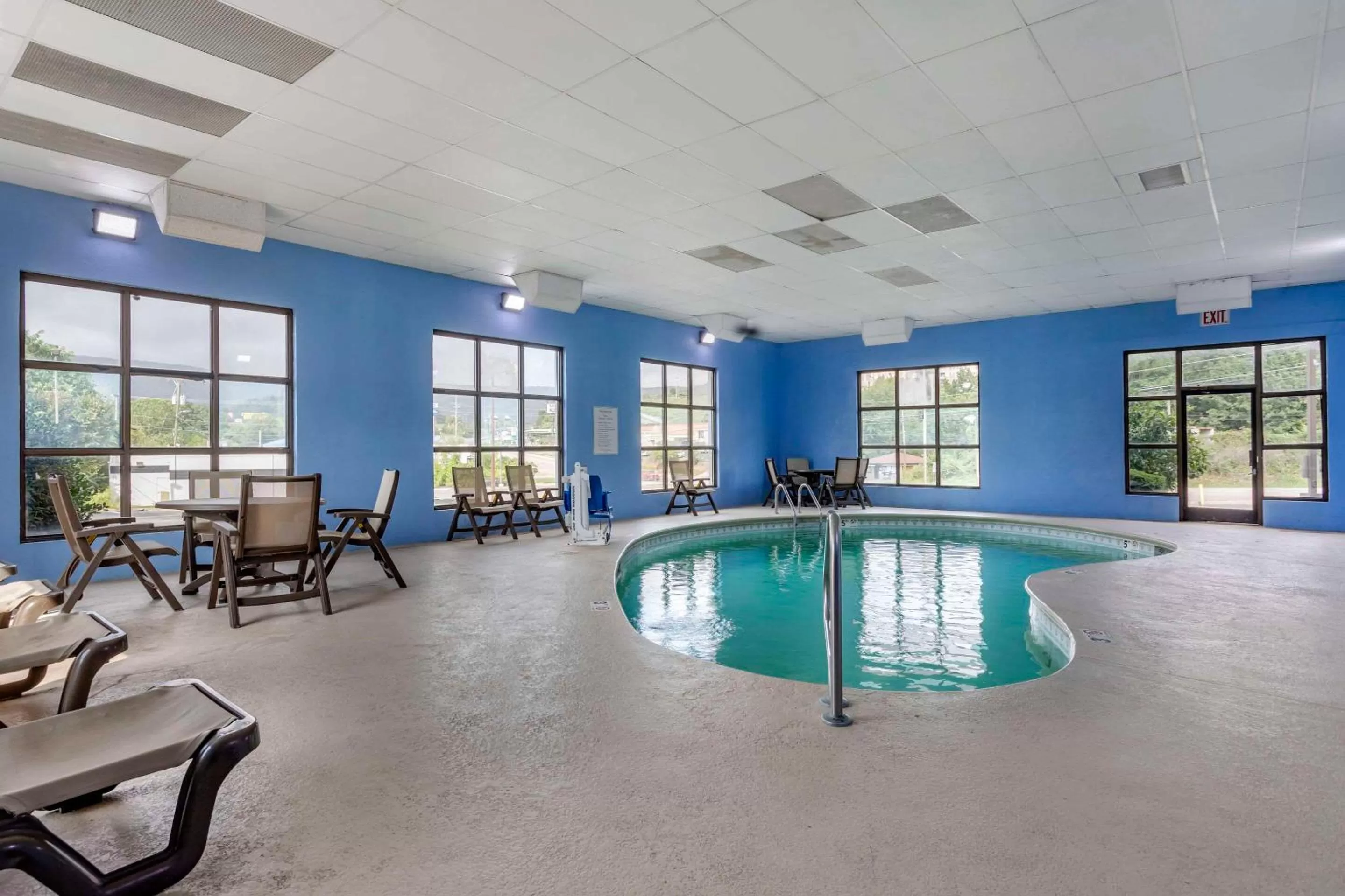 Swimming pool in Quality Inn & Suites Chattanooga West near Lookout Mountain