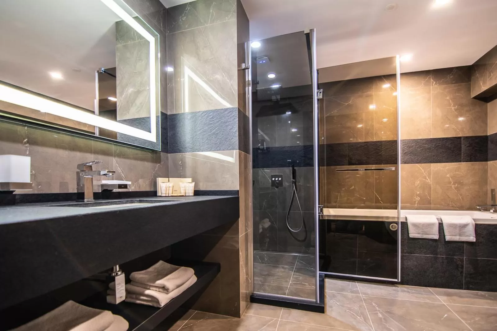 Bathroom in Hotel Cherno More