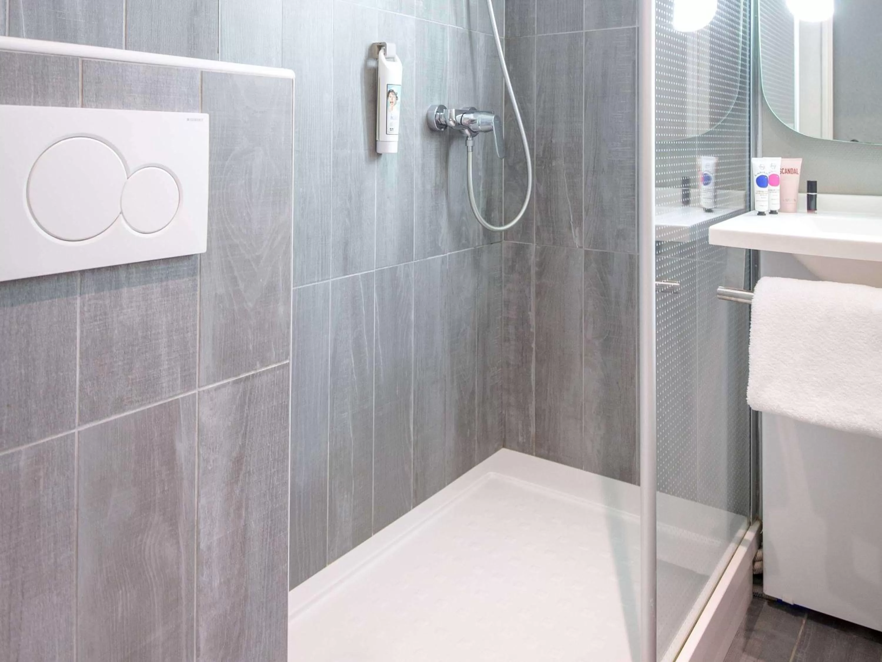 Shower in ibis Brignoles Provence Verte