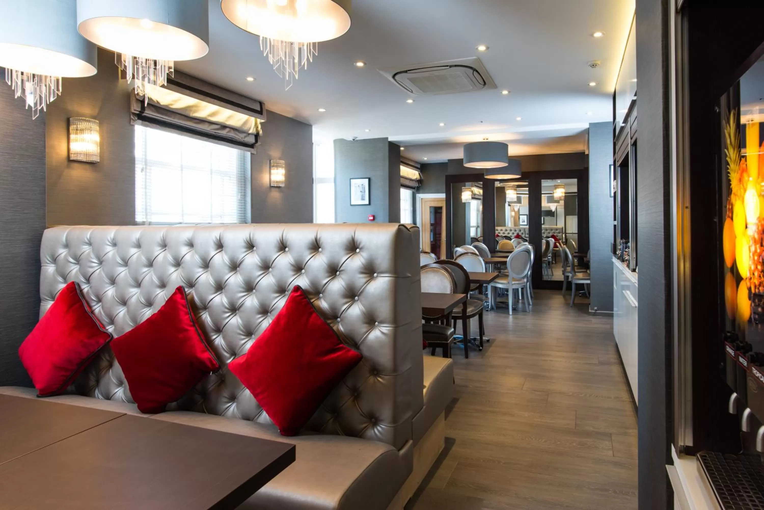 Communal lounge/ TV room in Best Western Buckingham Palace Rd