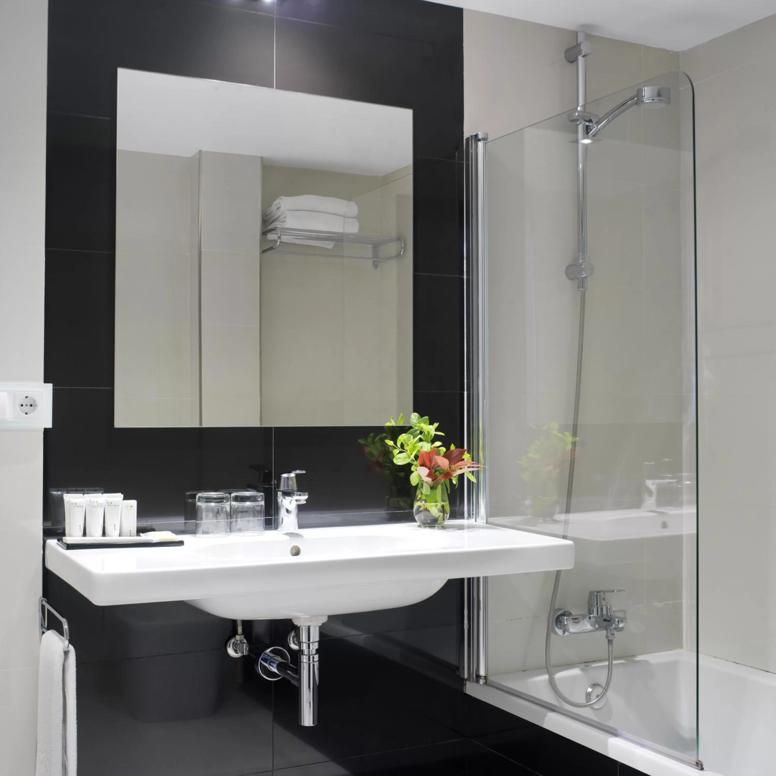 Bathroom in Hotel Villa Rosario II, Edificio Moderno