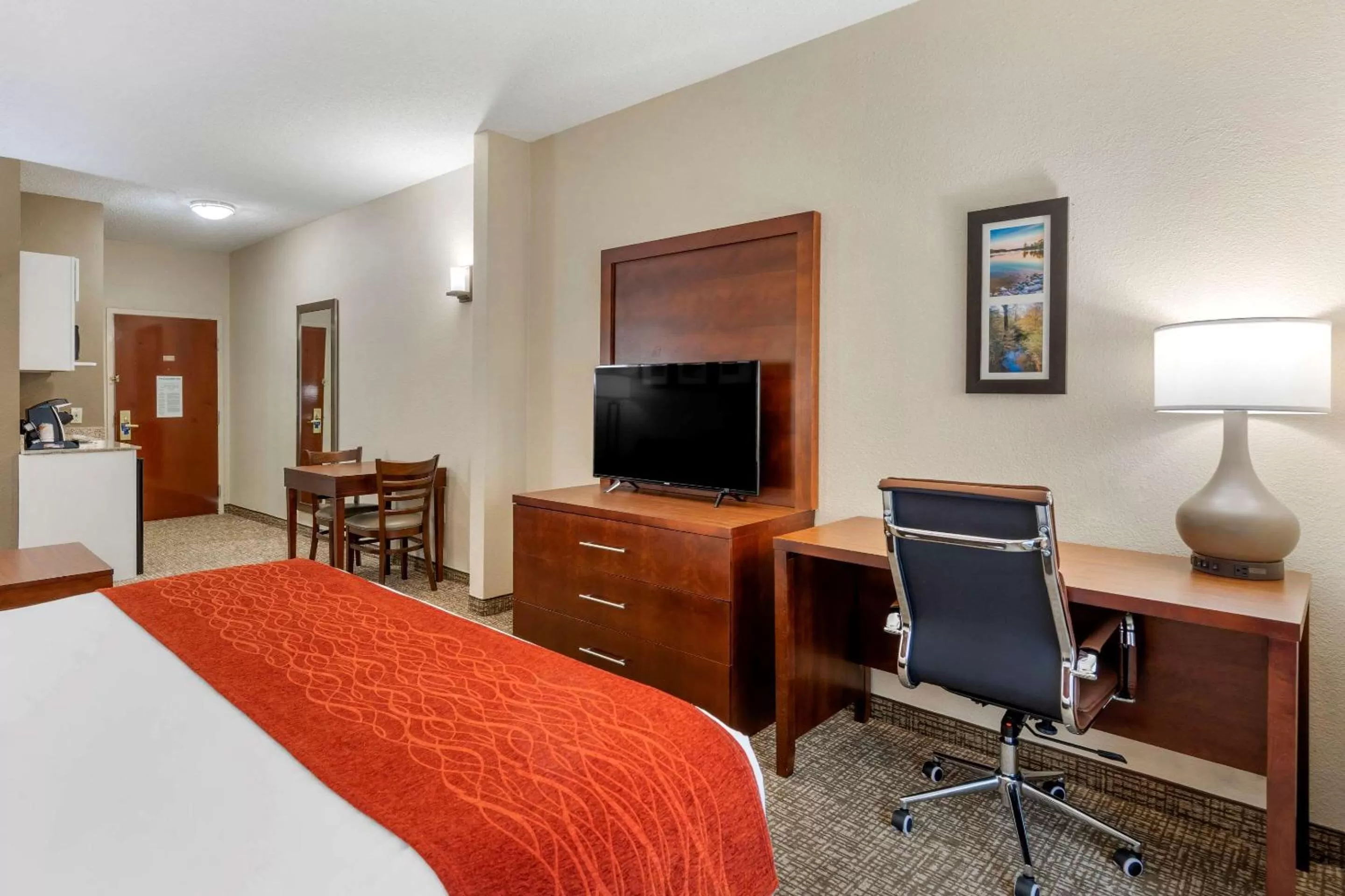 Photo of the whole room, Bed in Comfort Inn & Suites Canton Riverstone Area