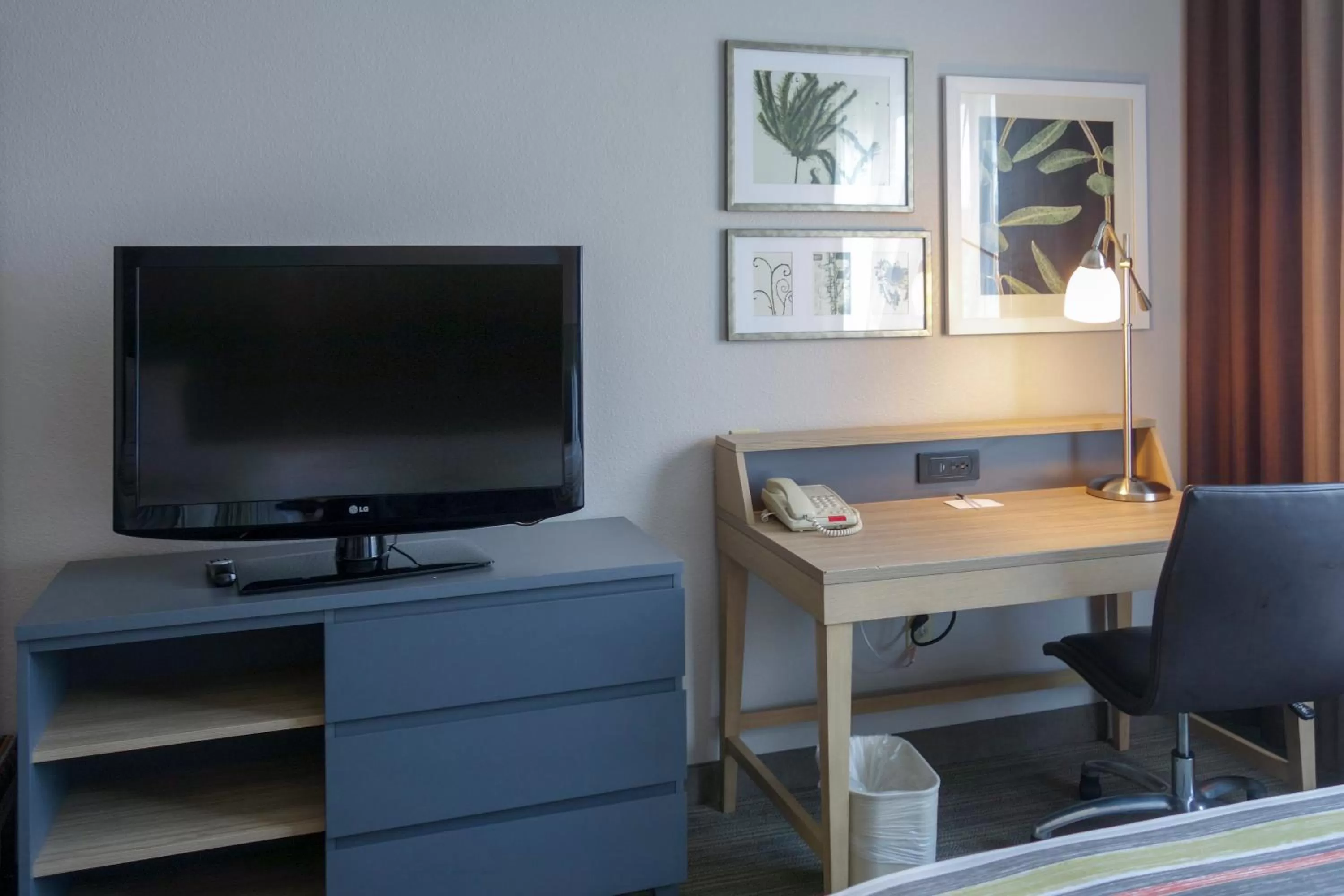 TV and multimedia in Country Inn & Suites by Radisson, Washington, DC East - Capitol Heights, MD