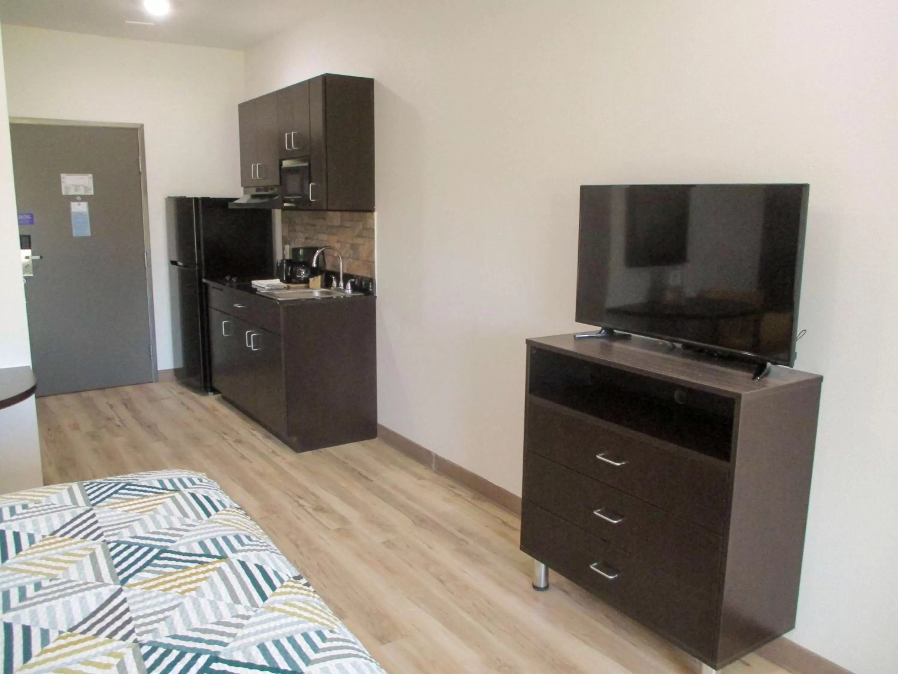 Photo of the whole room in Studio 6-Port Allen, LA - Baton Rouge I-10