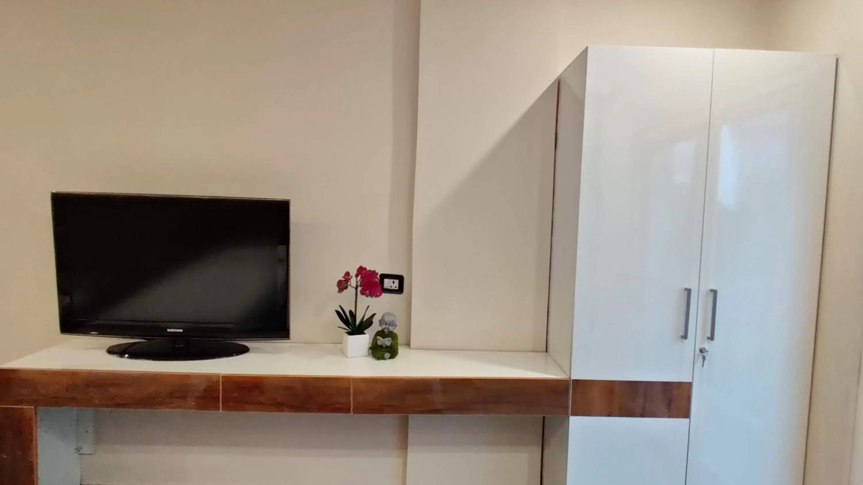 Bedroom, TV/Entertainment Center in RESTEL STUDIO FLATS