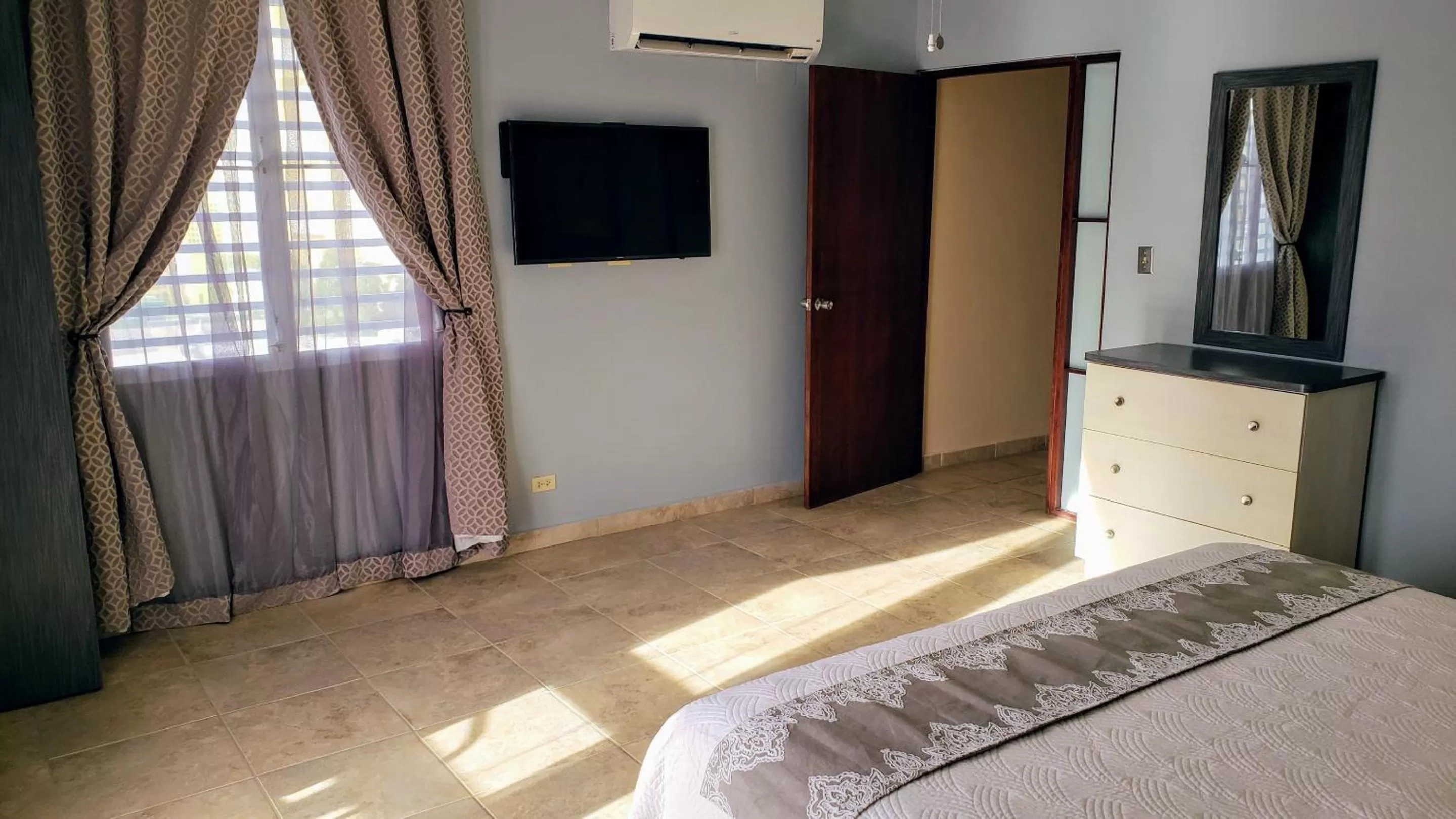 Bedroom, Bed in Combate Beach Resort