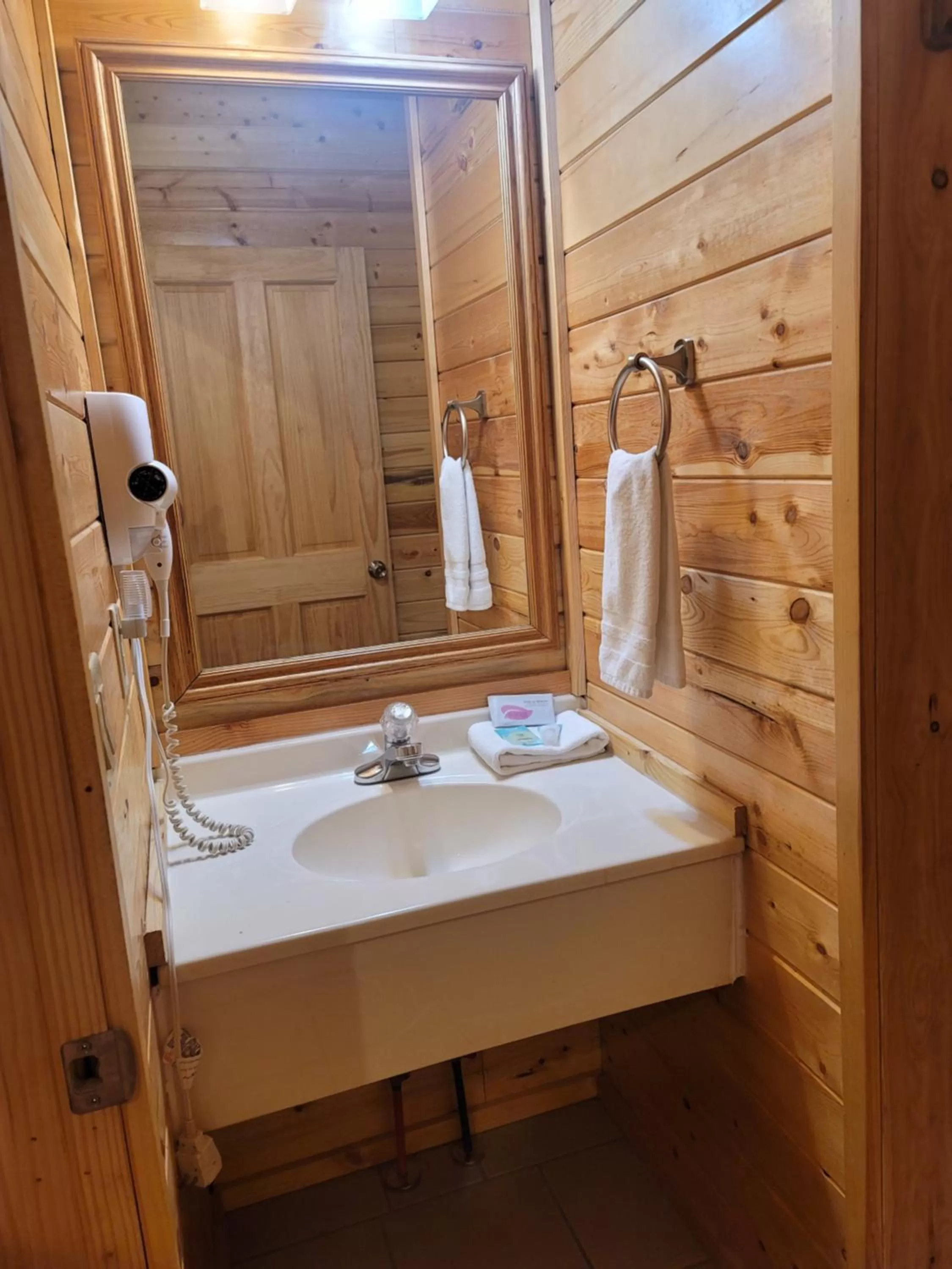 Riverfront Motel & Cabins