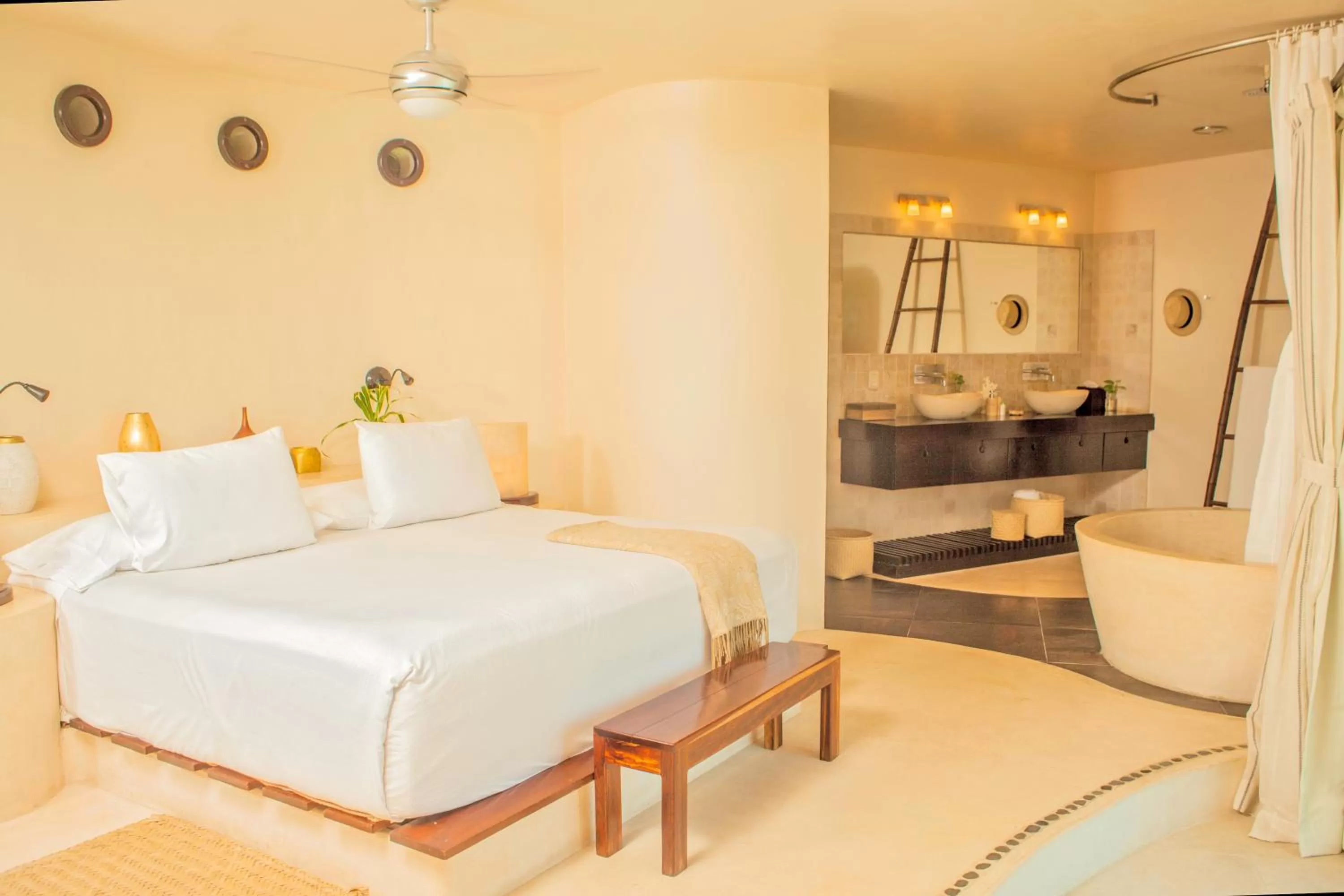 Master Suite in Mezzanine a Colibri Boutique Hotel-Adults Only