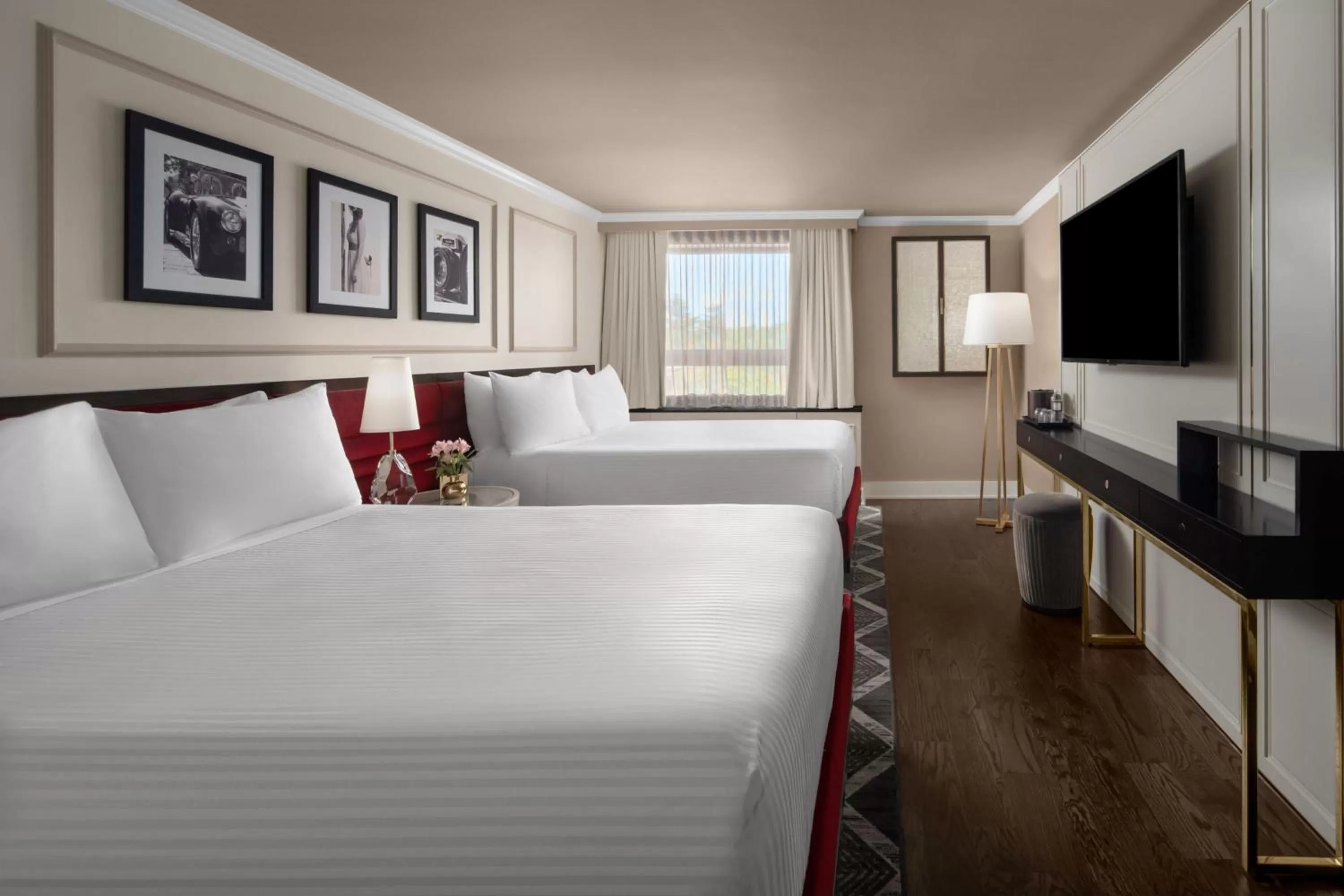 Photo of the whole room, Bed in The Drake Oak Brook, Autograph Collection