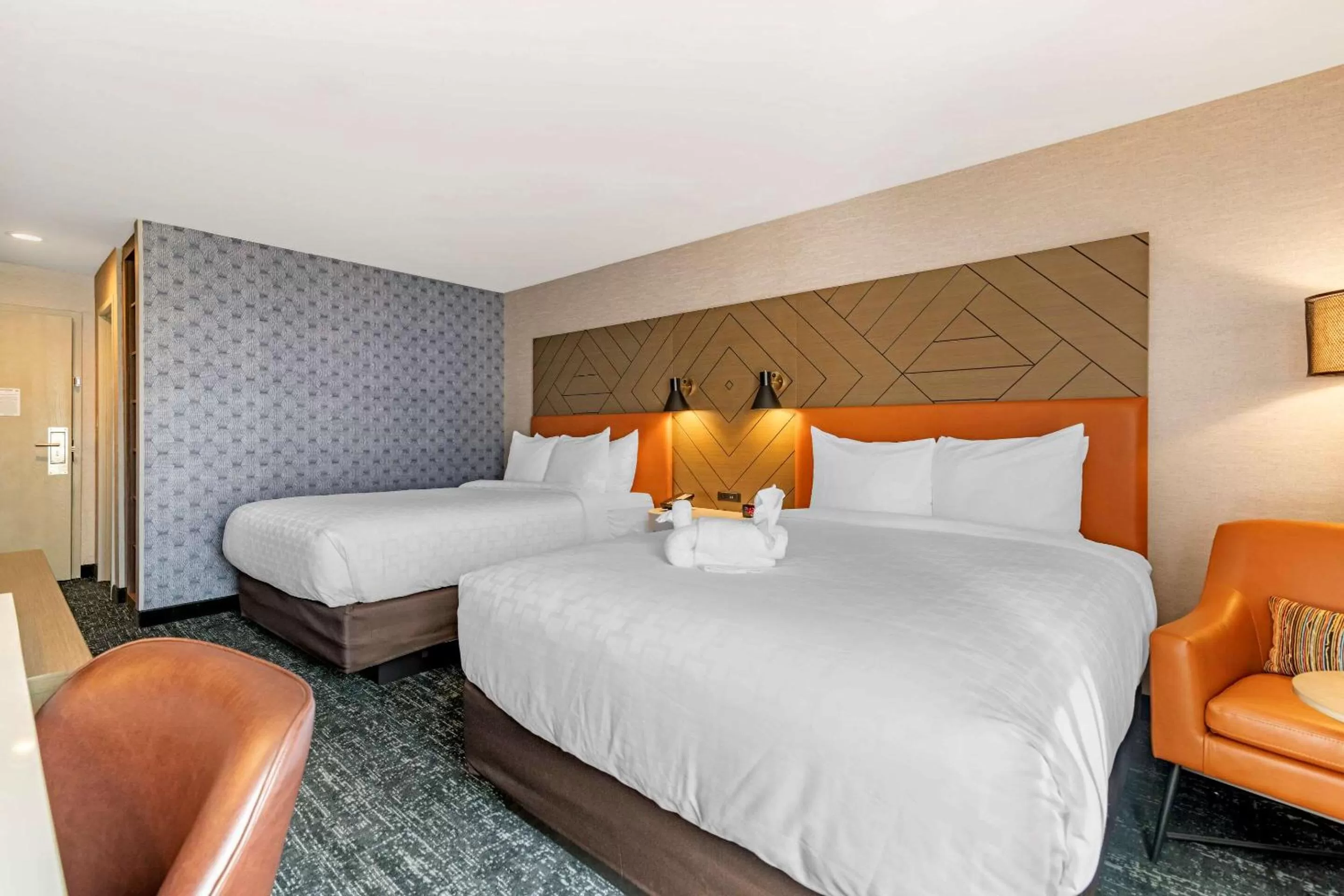 Photo of the whole room, Bed in Clarion Inn Nashua