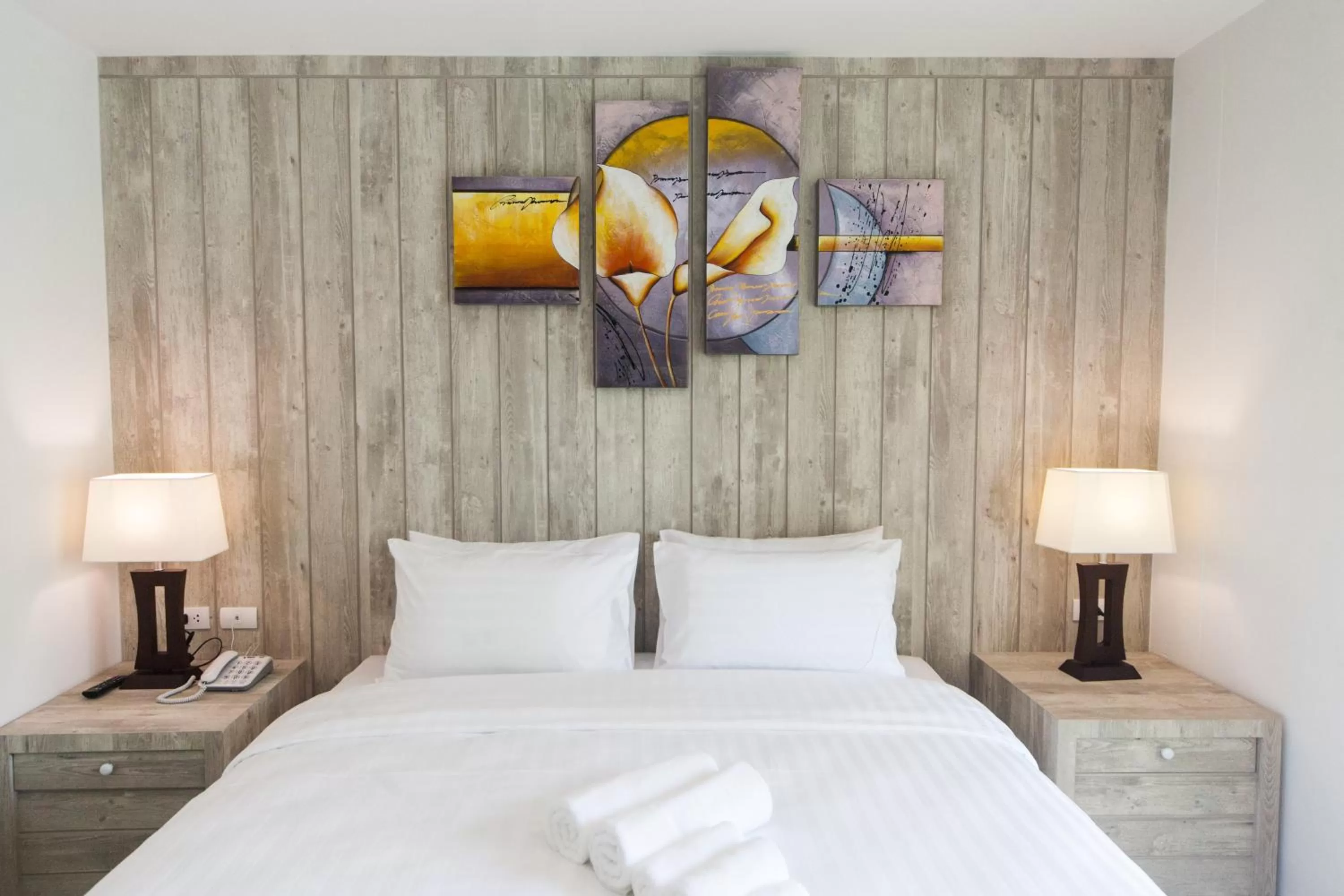 Photo of the whole room, Bed in Anchan Laguna Hotel โรงแรมอัญชันลากูน่า