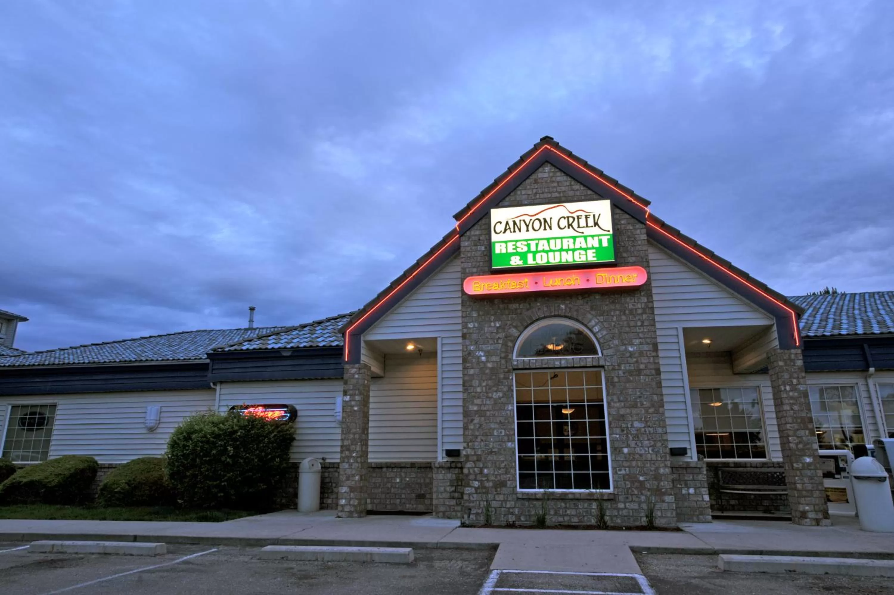 Facade/entrance in Shilo Inn Suites Hotel - Nampa Suites