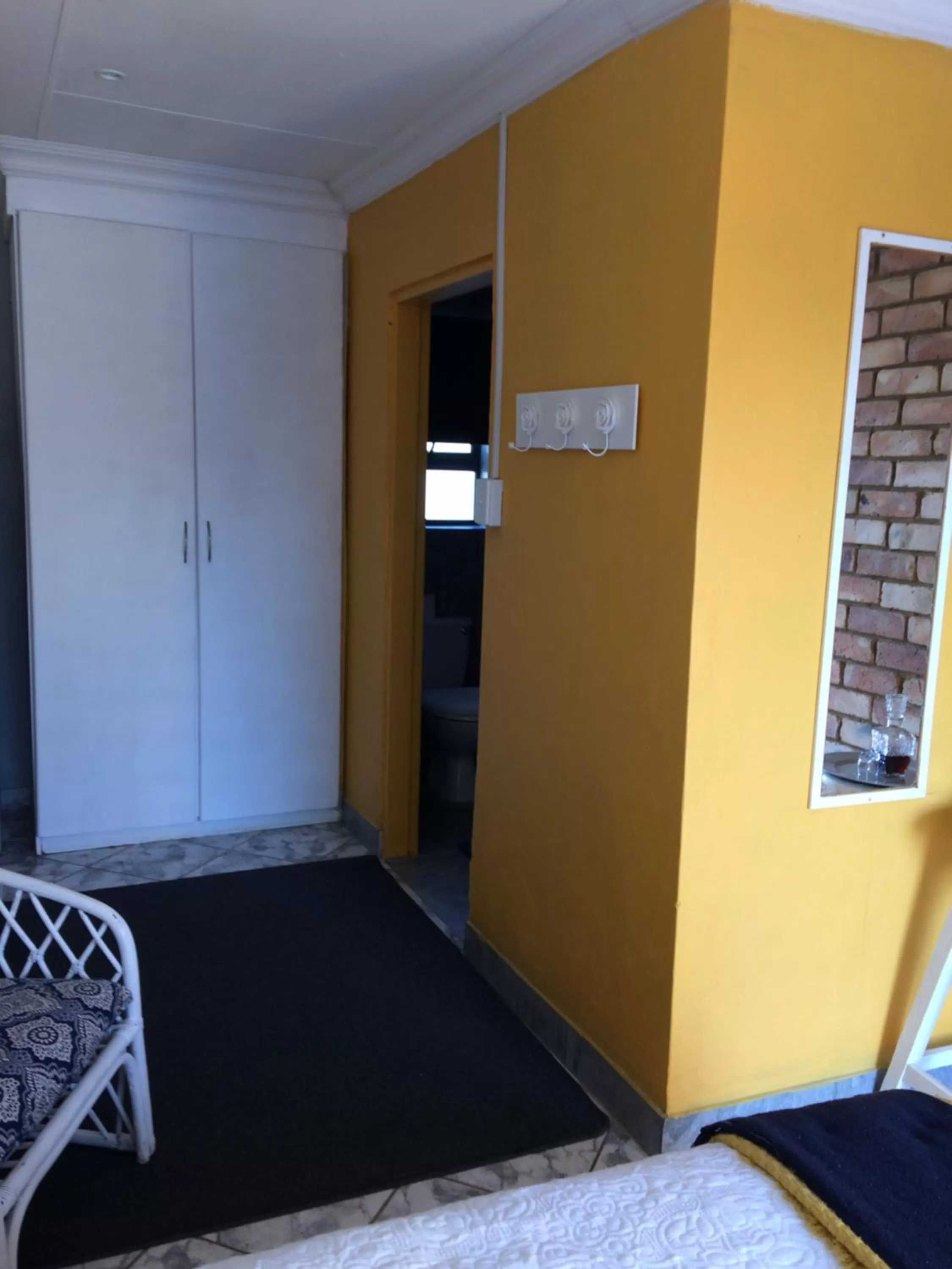 Communal lounge/ TV room, TV/Entertainment Center in B&B 464 on 22nd Ave