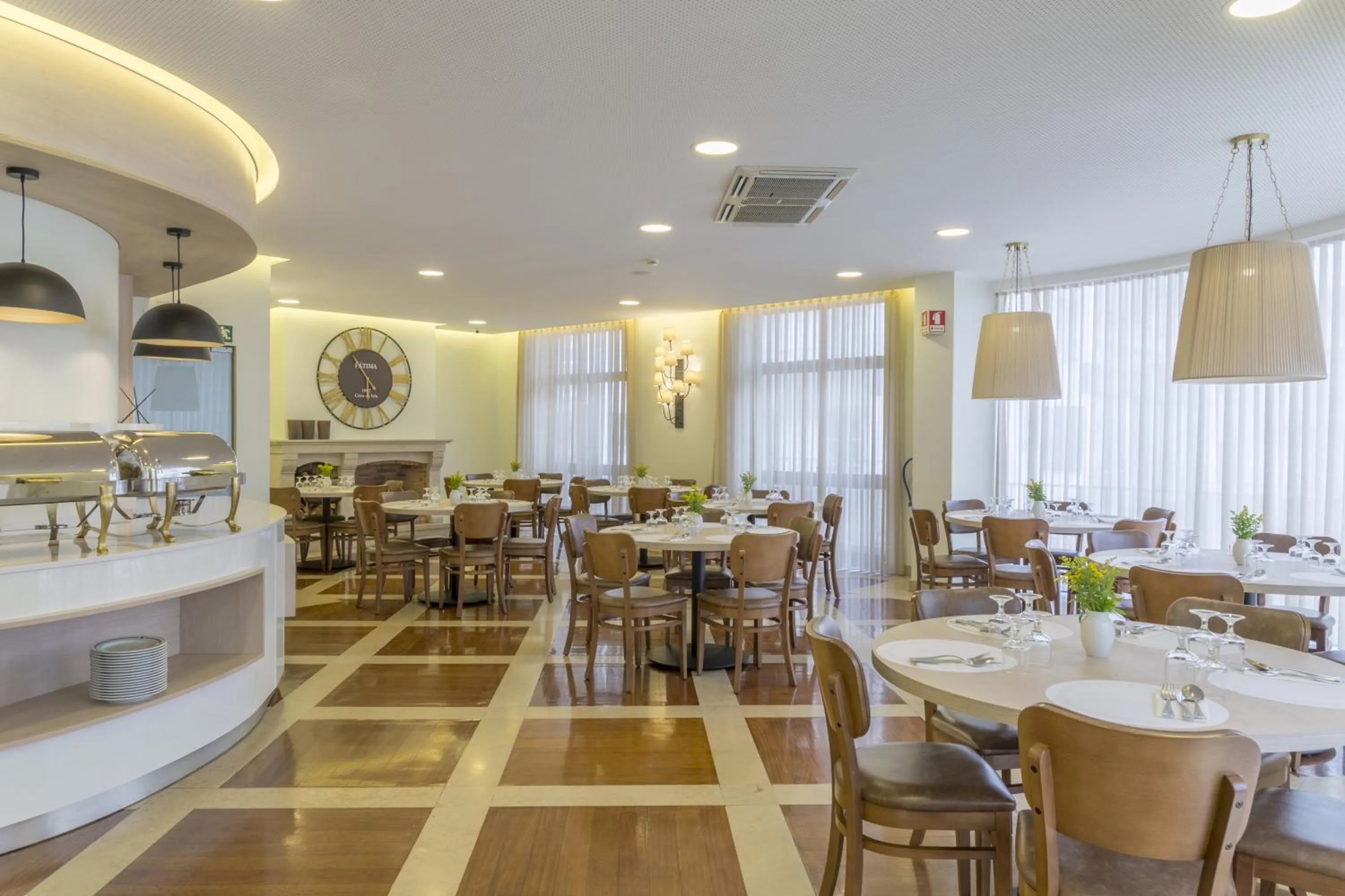 Restaurant/places to eat in Hotel Cinquentenario & Conference Center