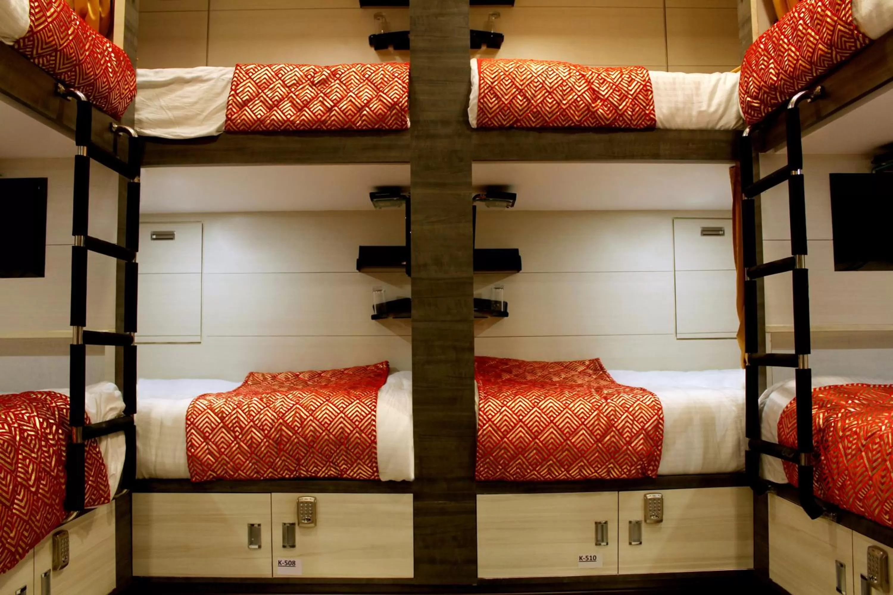 bunk bed, Bed in Hotel Kama International