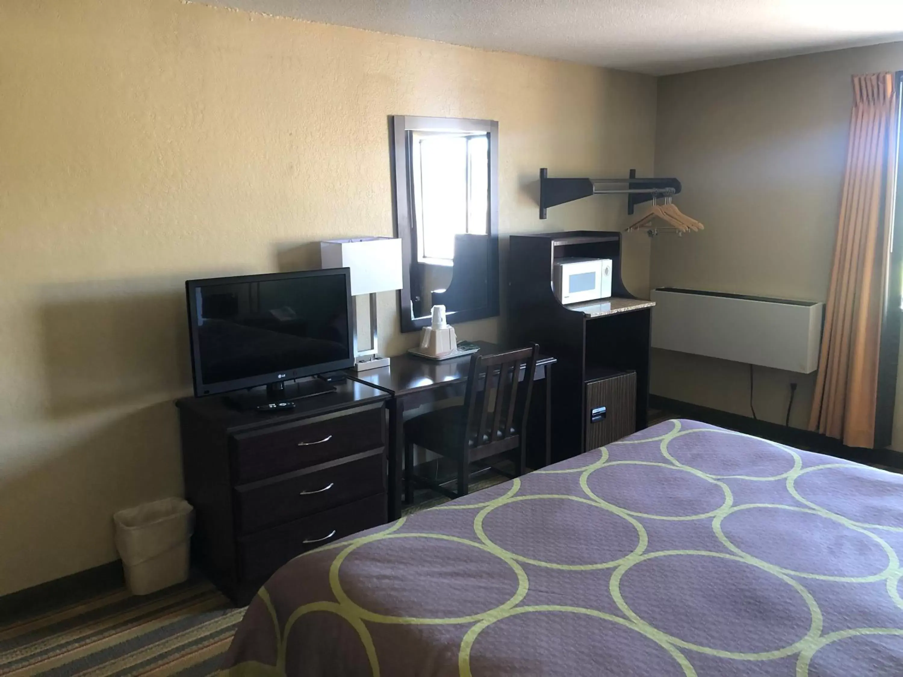 Queen Room - Smoking in Super 8 by Wyndham Topeka/Wanamaker RD/I-70 Queen Room - Smoking in Super 8 by Wyndham Topeka/Wanamaker RD/I-70