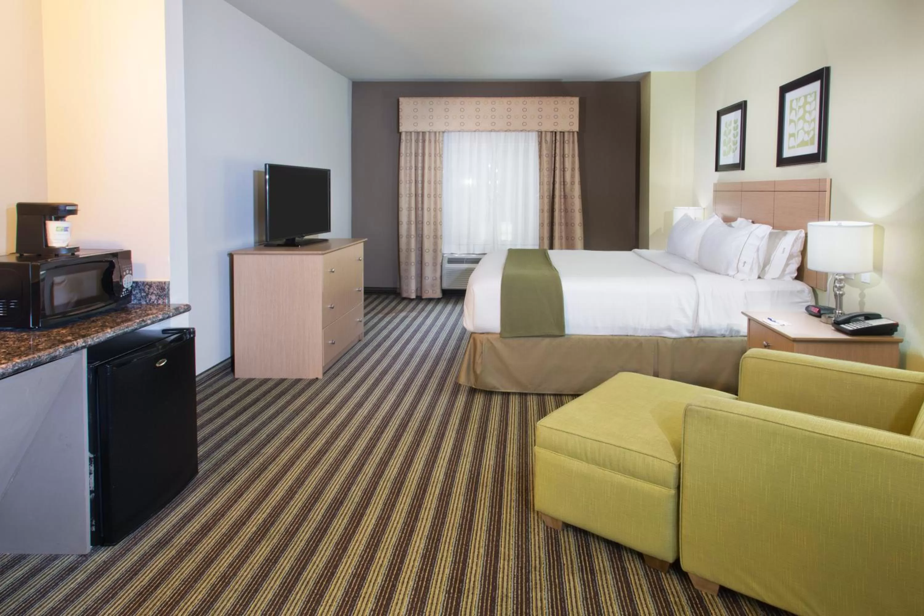 Photo of the whole room, Bed in Holiday Inn Express Hotel & Suites Alvarado by IHG