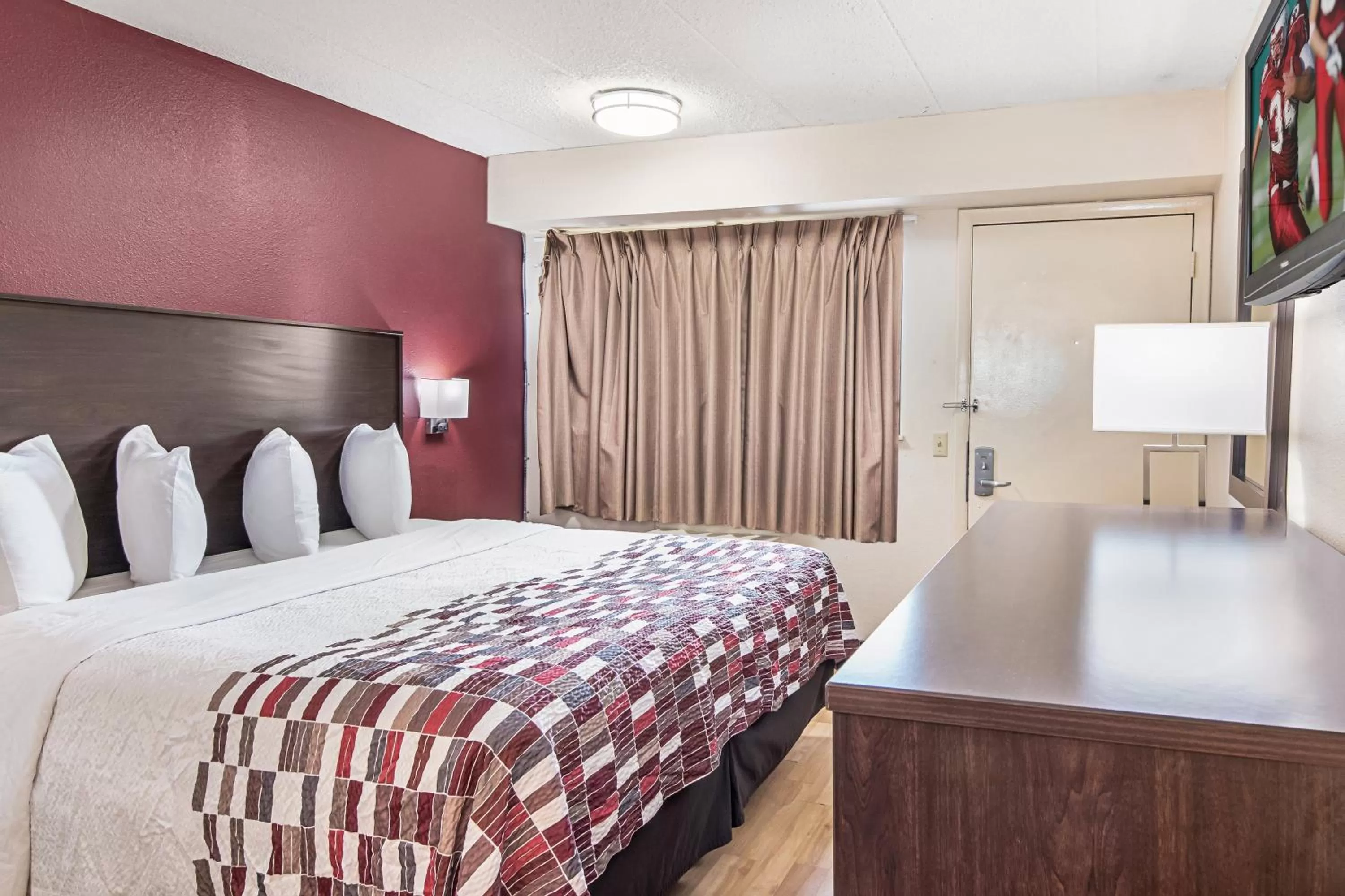 Photo of the whole room, Bed in Red Roof Inn Hampton Coliseum and Convention Center