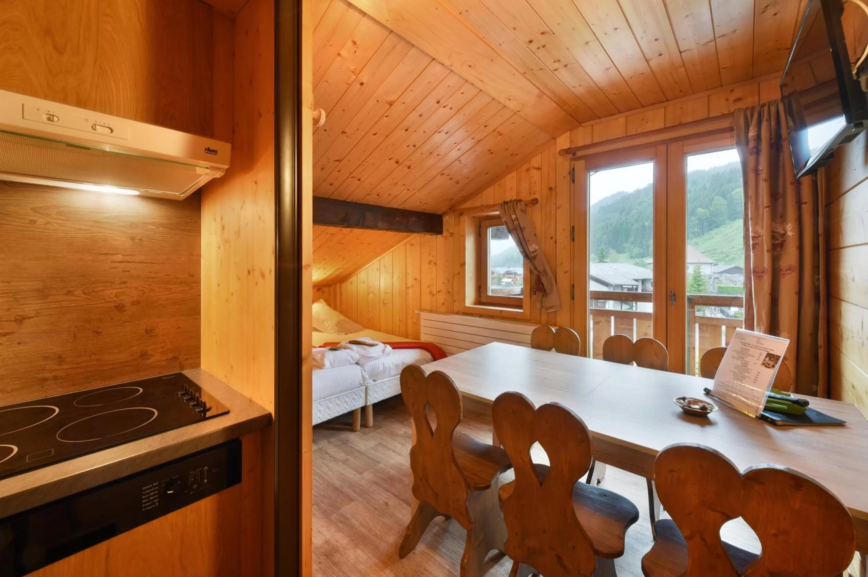 Kitchen or kitchenette, Bed in Loc'Hotel Alpen Sports