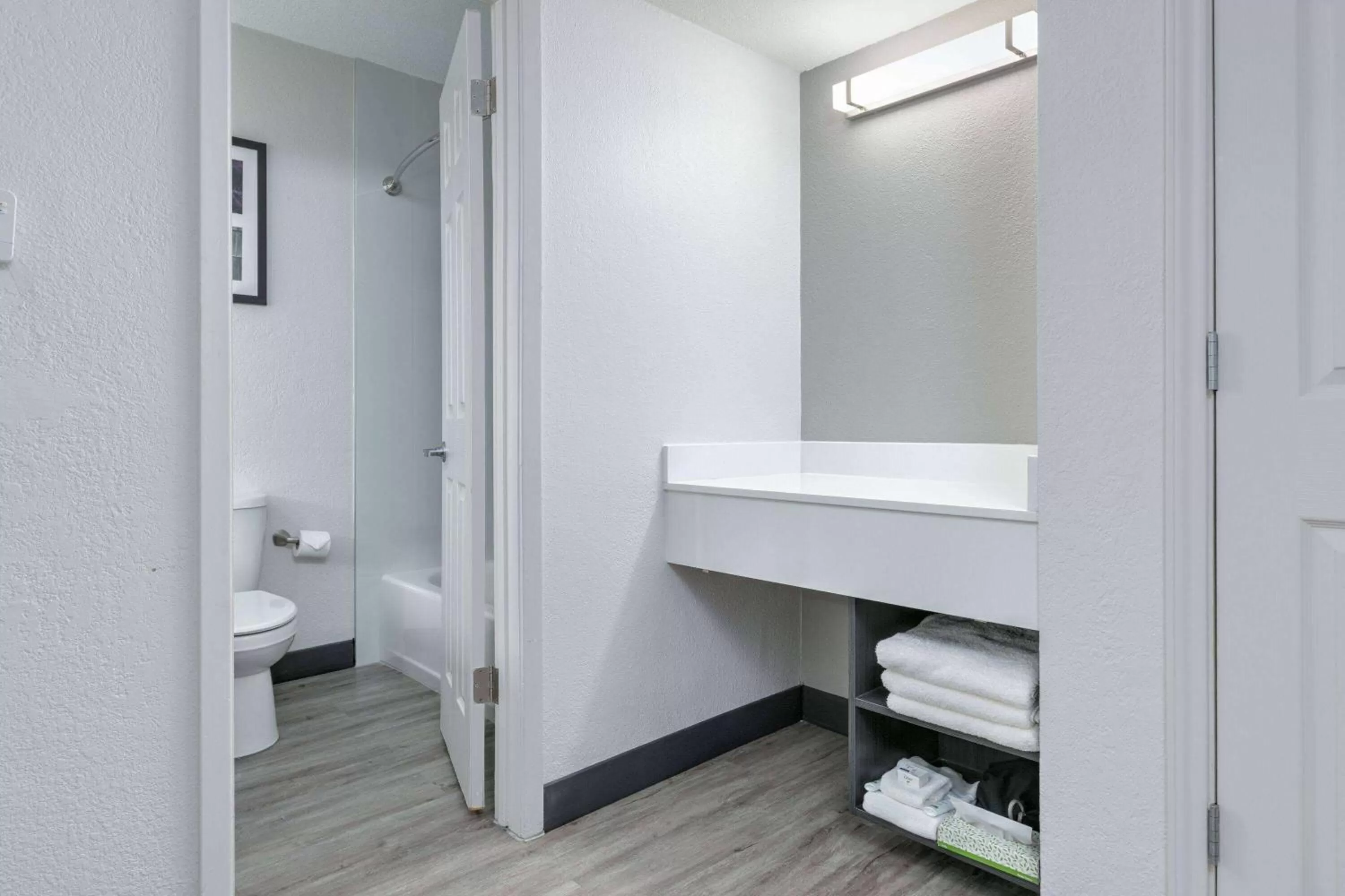 Photo of the whole room, Bed in La Quinta Inn by Wyndham Dallas Uptown