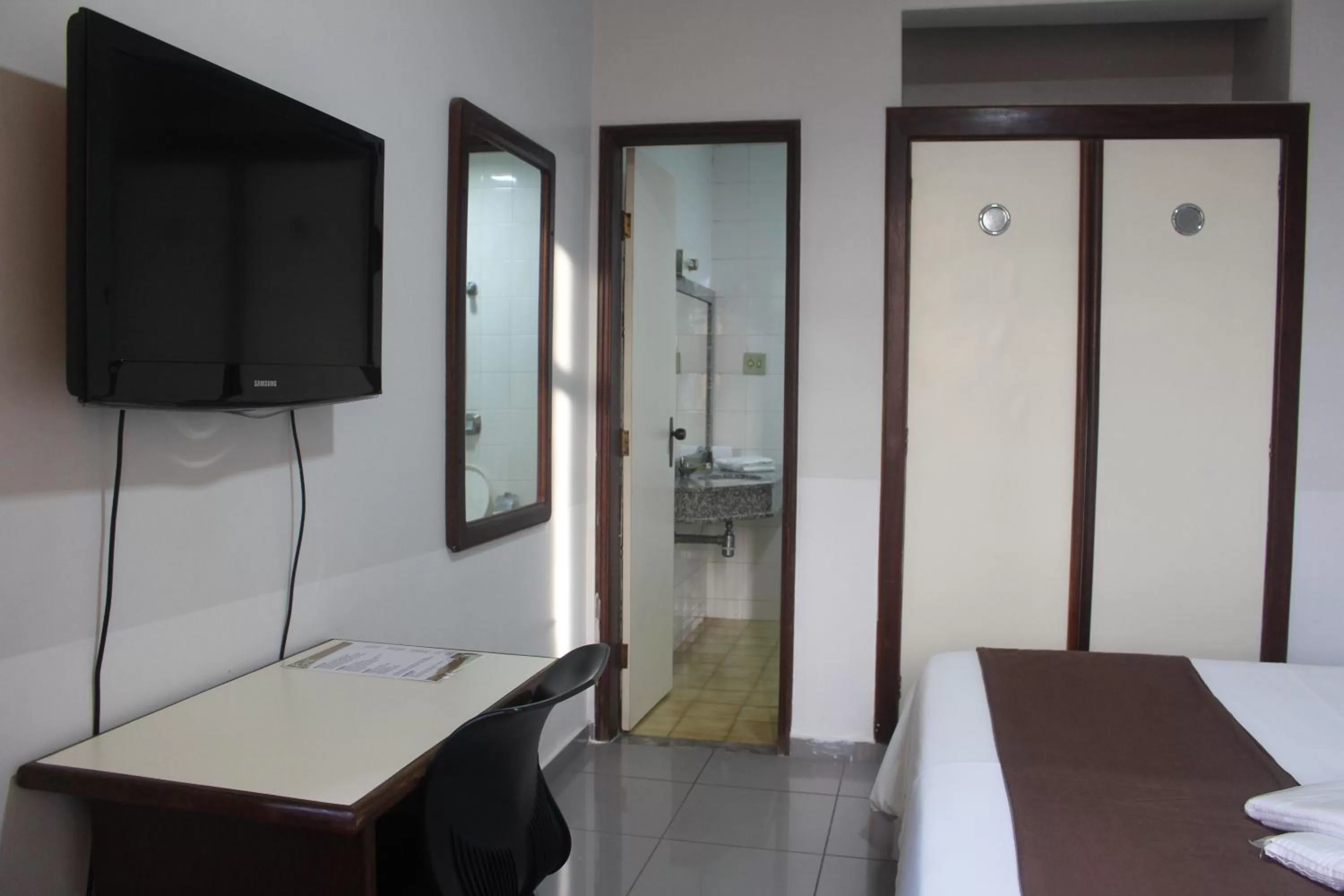 TV/Entertainment Center in Hotel Oscar Econômico