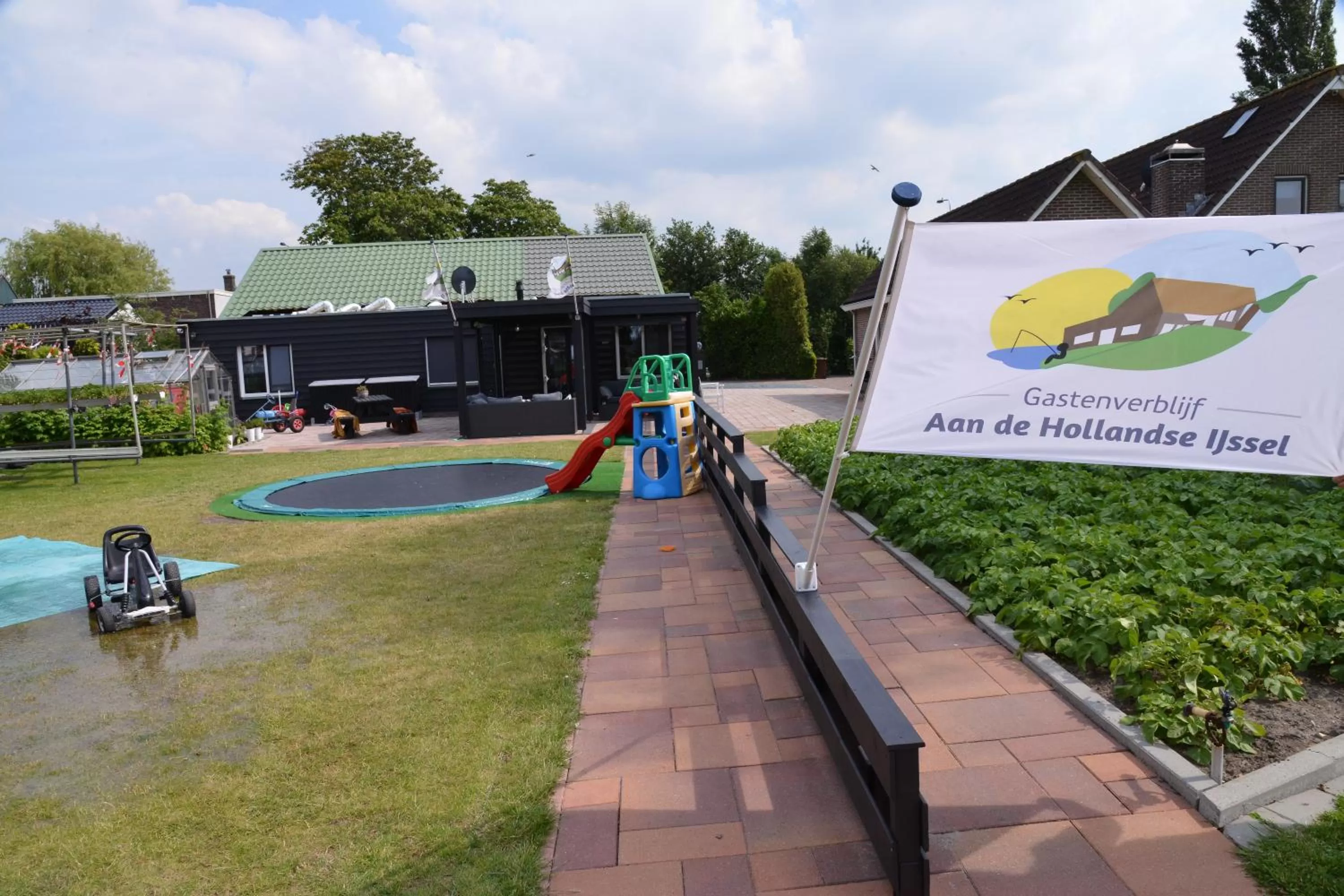Garden in Guest House Aan de Hollandse IJssel