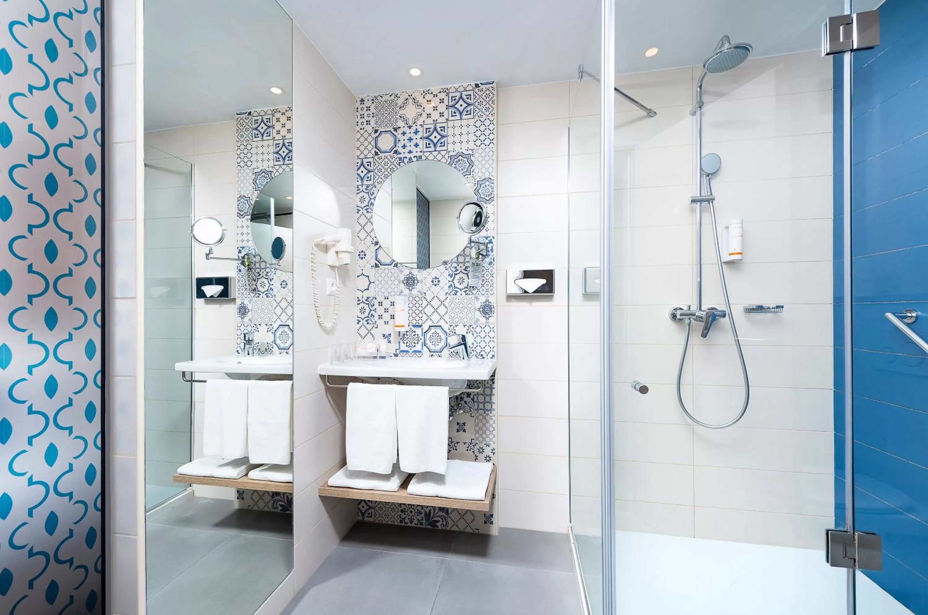 Shower in Three Corners Lifestyle Hotel