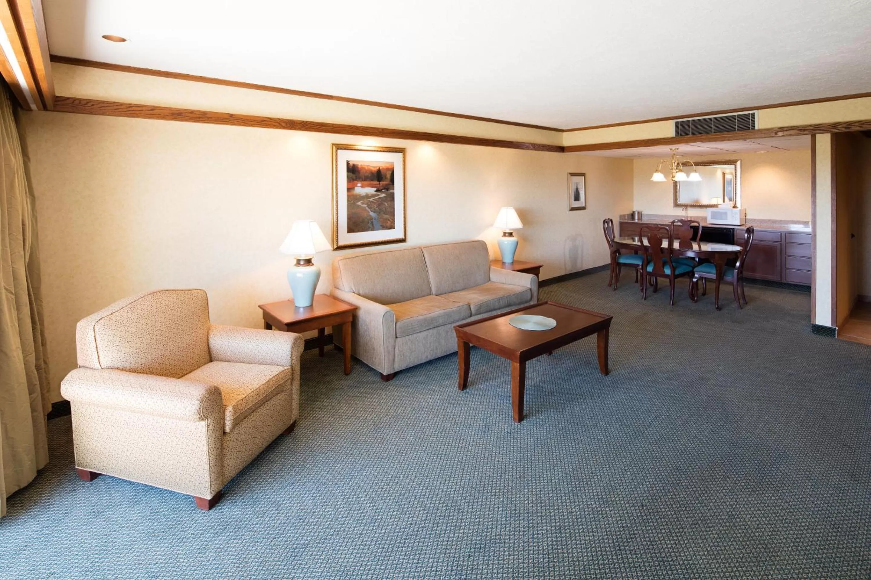 Communal lounge/ TV room in Red Lion Hotel Pendleton