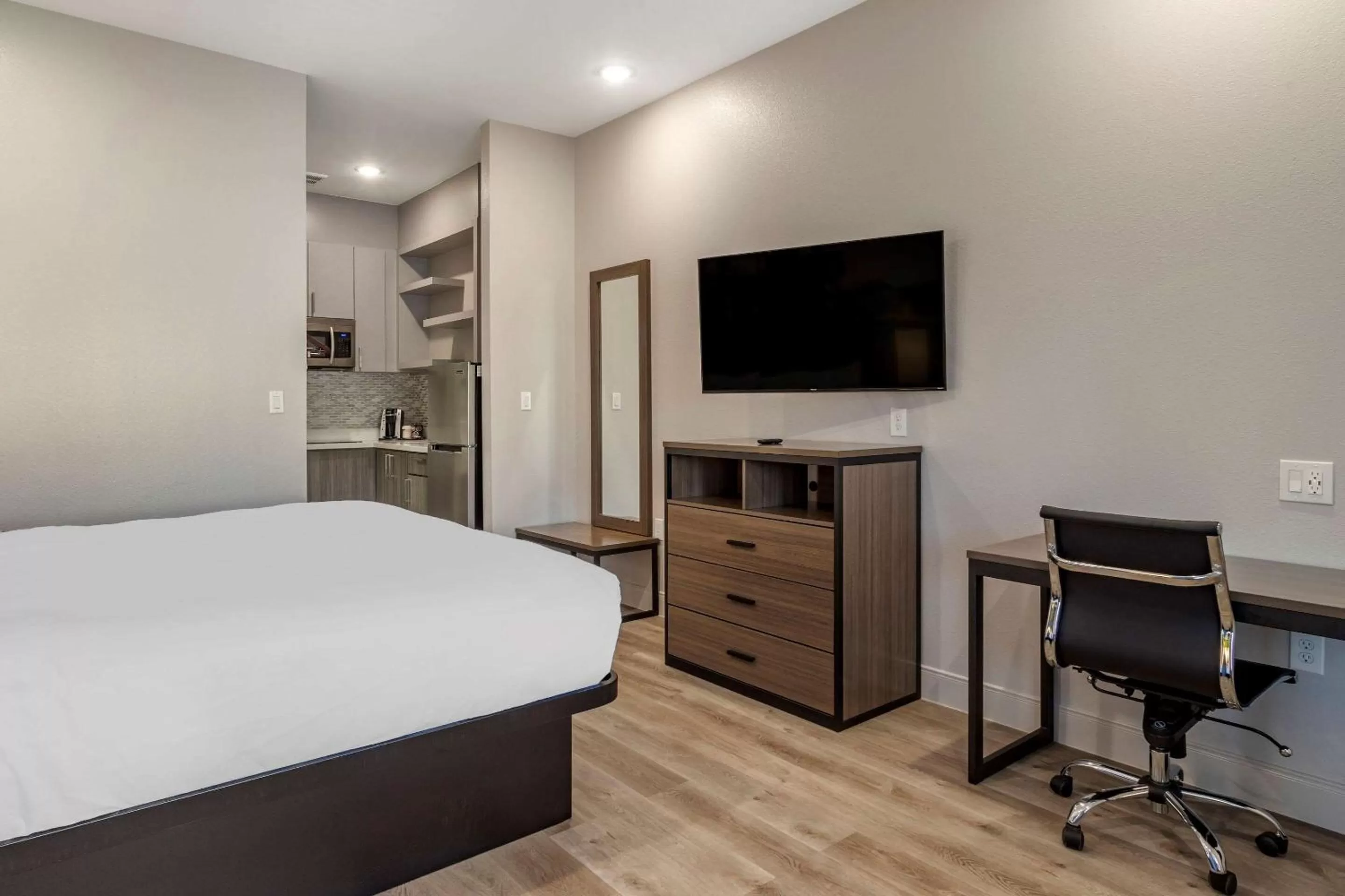 Photo of the whole room, Bed in Clarion Pointe Port Arthur-Beaumont South