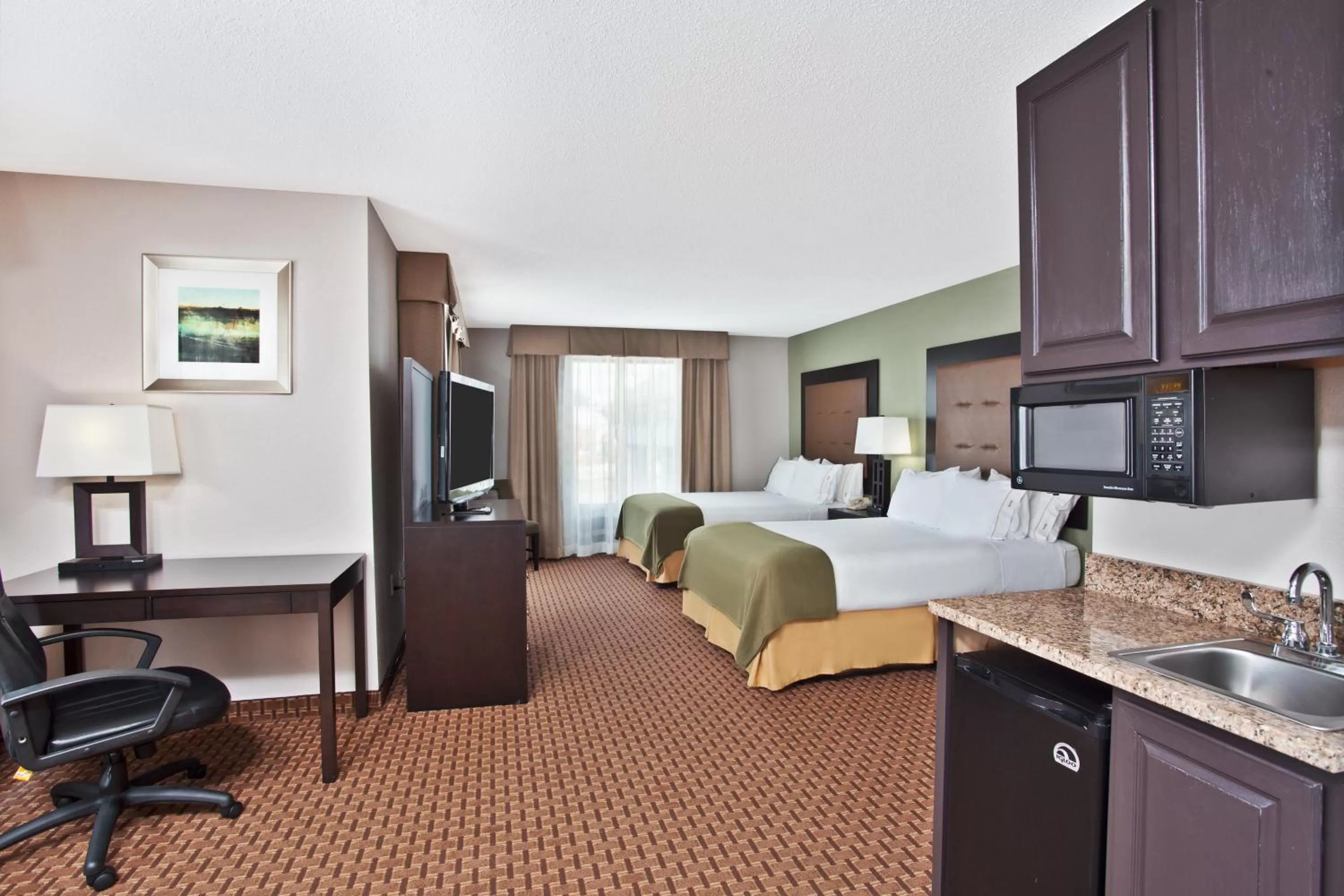 Photo of the whole room, Bed in Holiday Inn Express Hotel and Suites Harrington - Dover Area by IHG