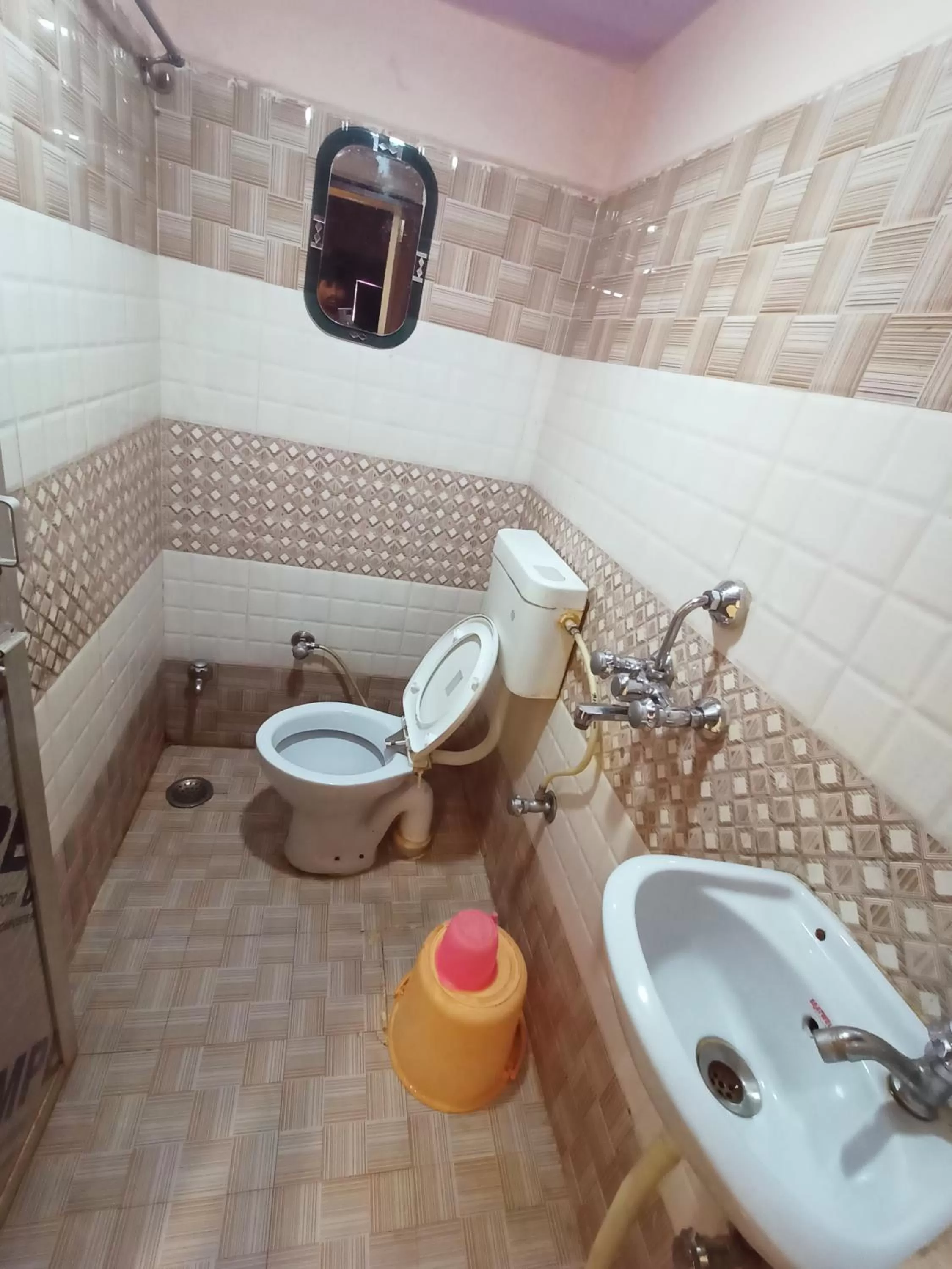 Shower in Hotel Aakash Ganga