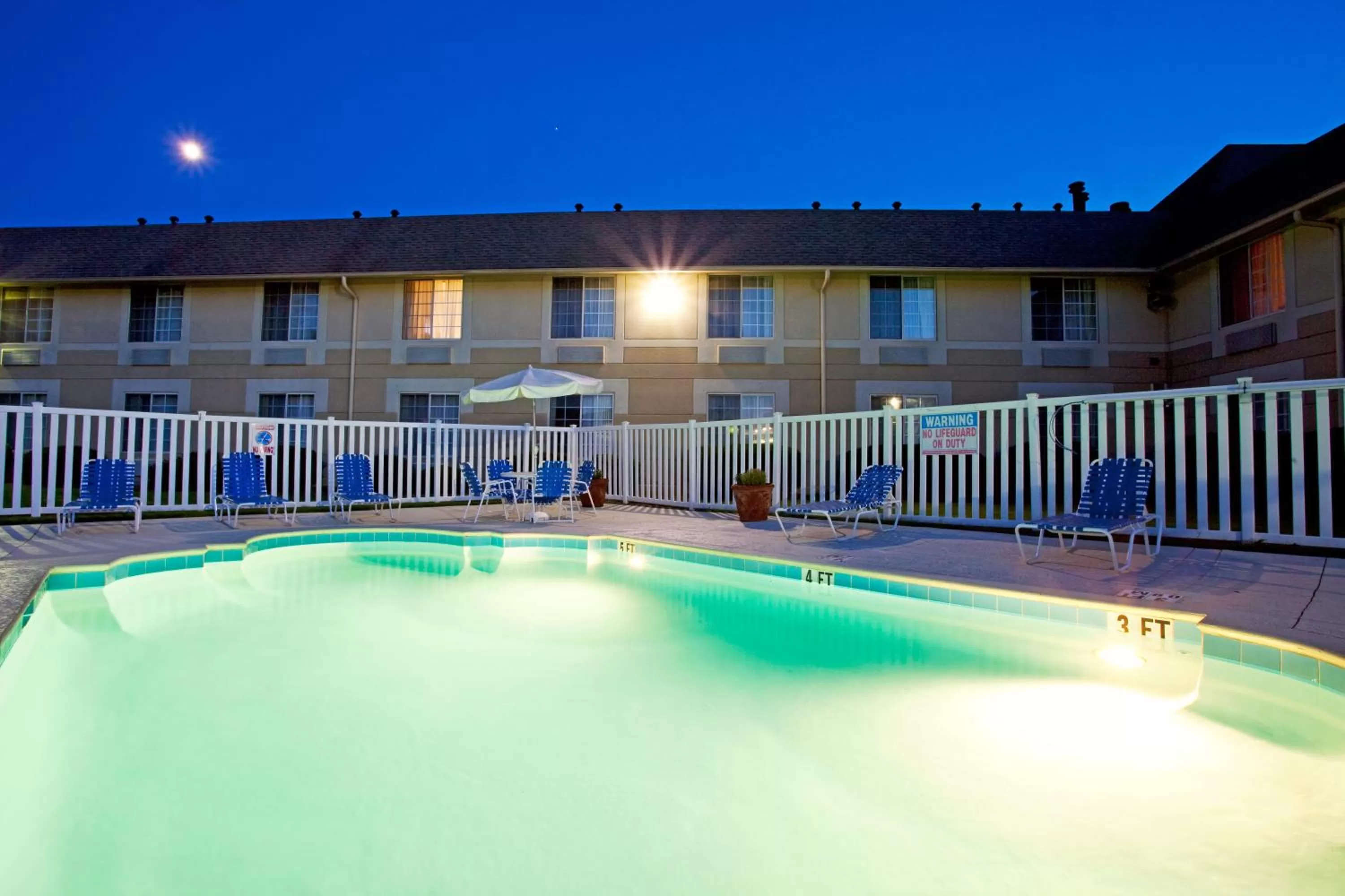 Swimming pool in Baymont Inn & Suites Braselton