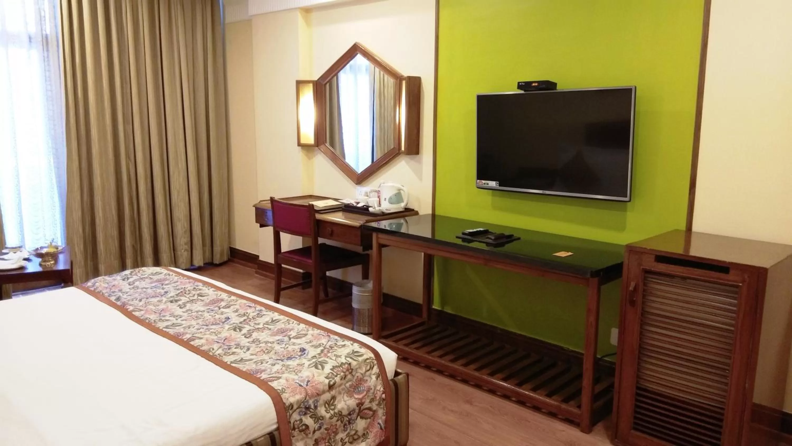 Photo of the whole room in Ambassador Pallava