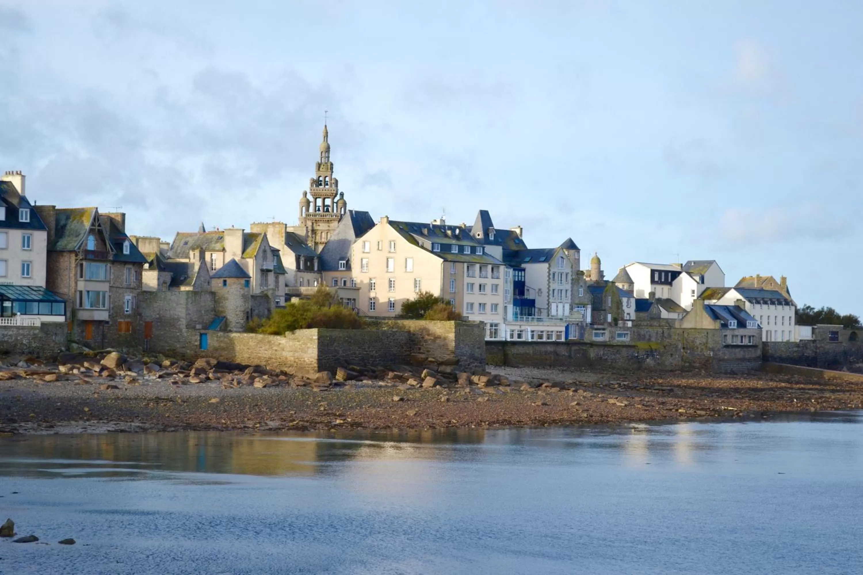 Property building in Hotel Mercure Roscoff Bord De Mer