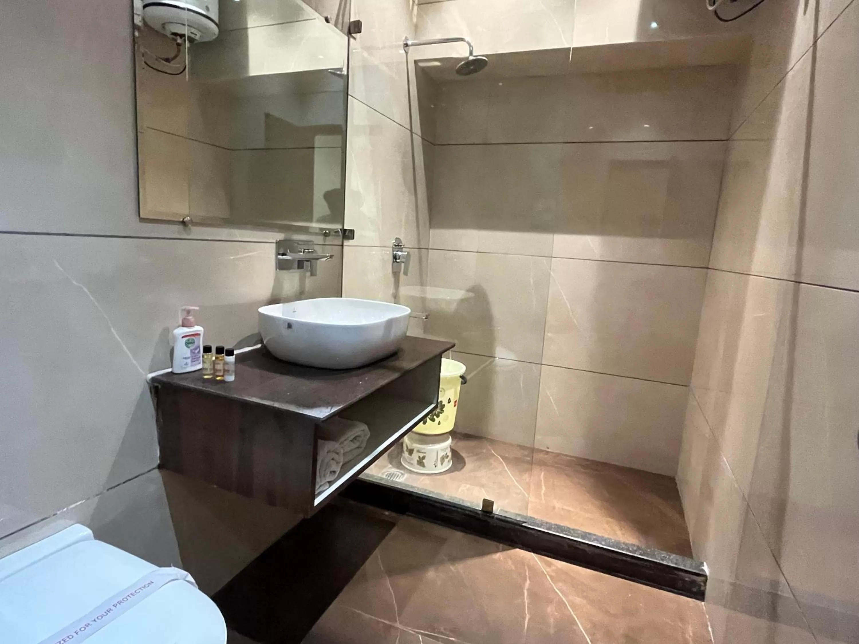 Bathroom in Hotel Exotic - 5 min walk from Golden Temple