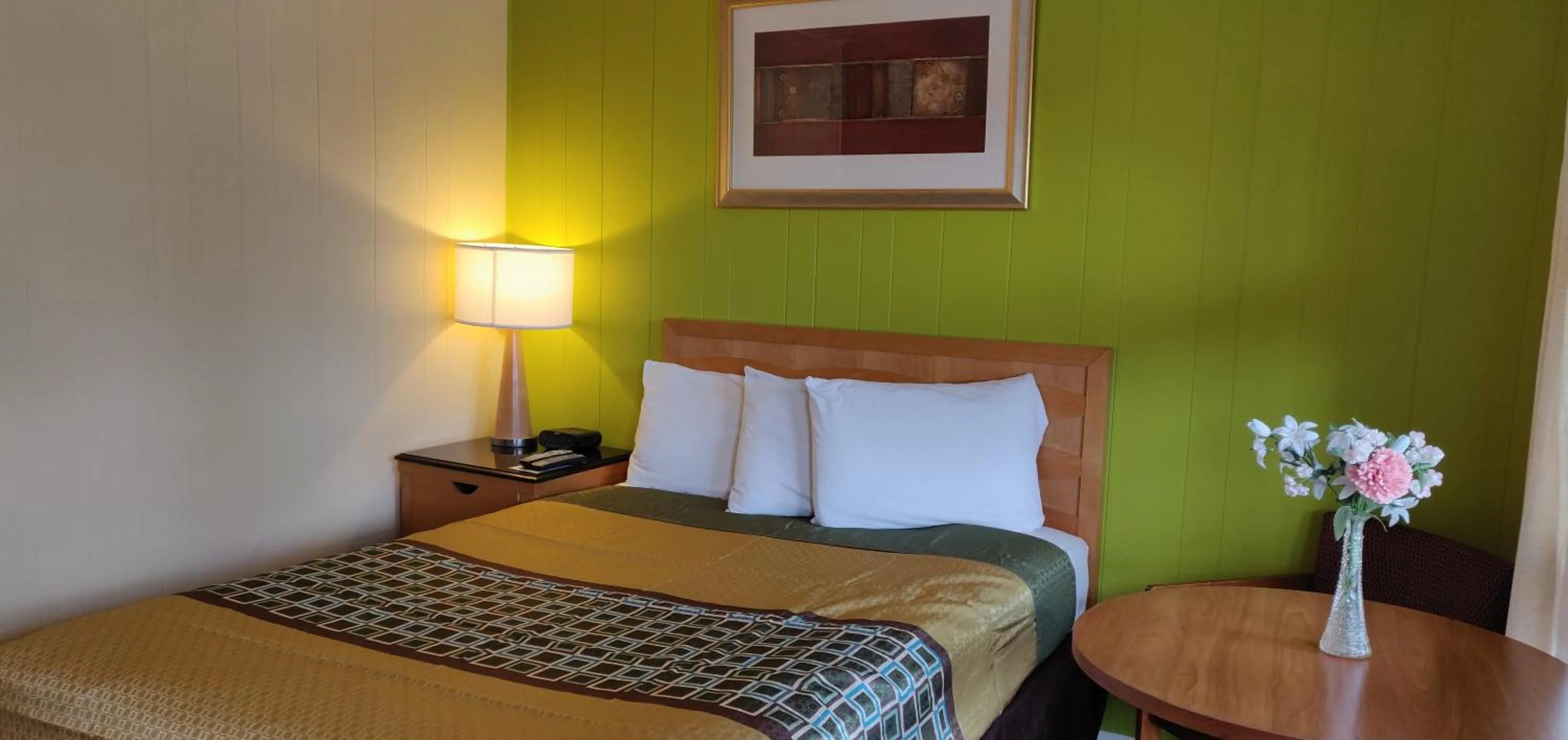 Bed in Pinebrook Motel