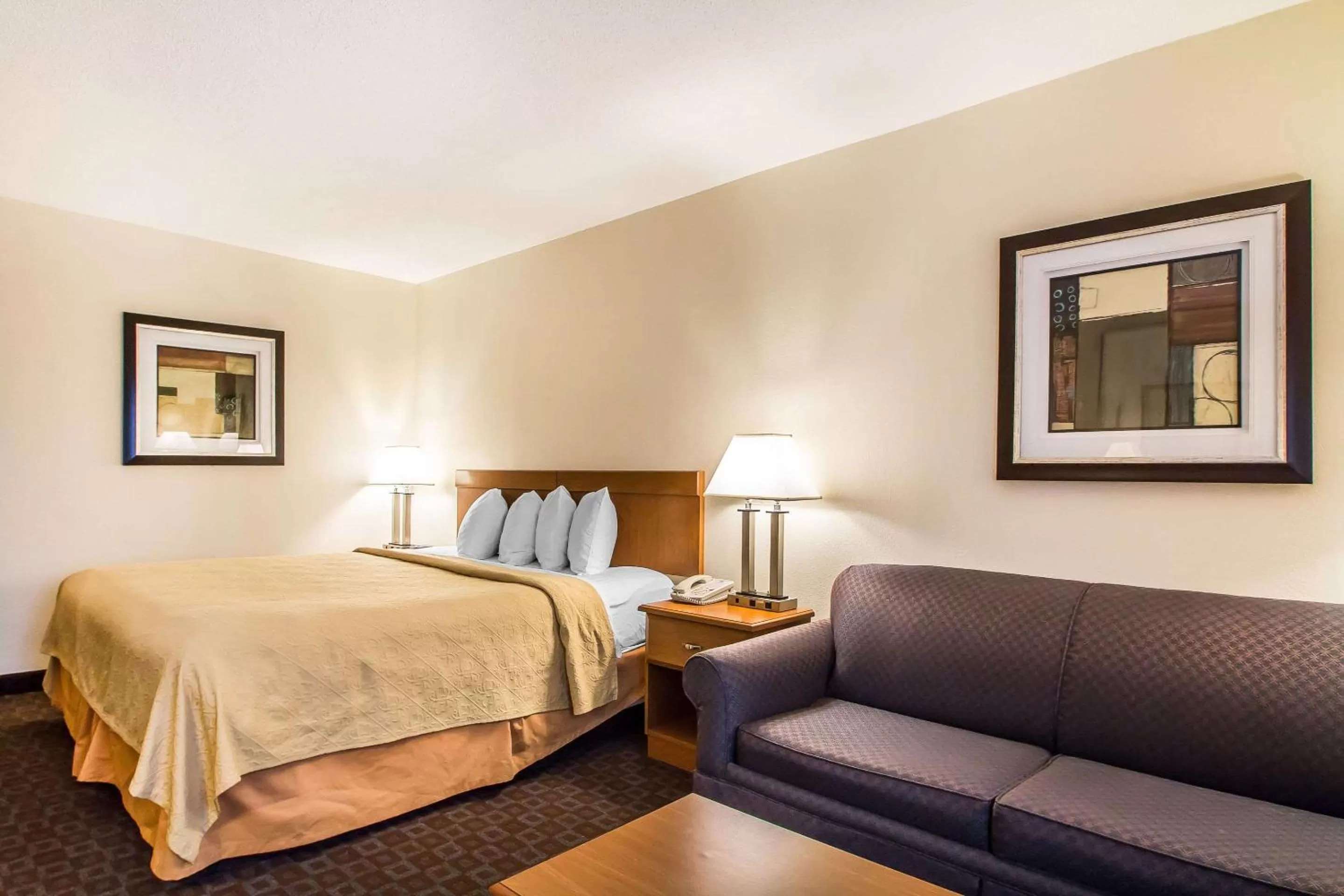 Photo of the whole room, Bed in Quality Inn Morris I-80