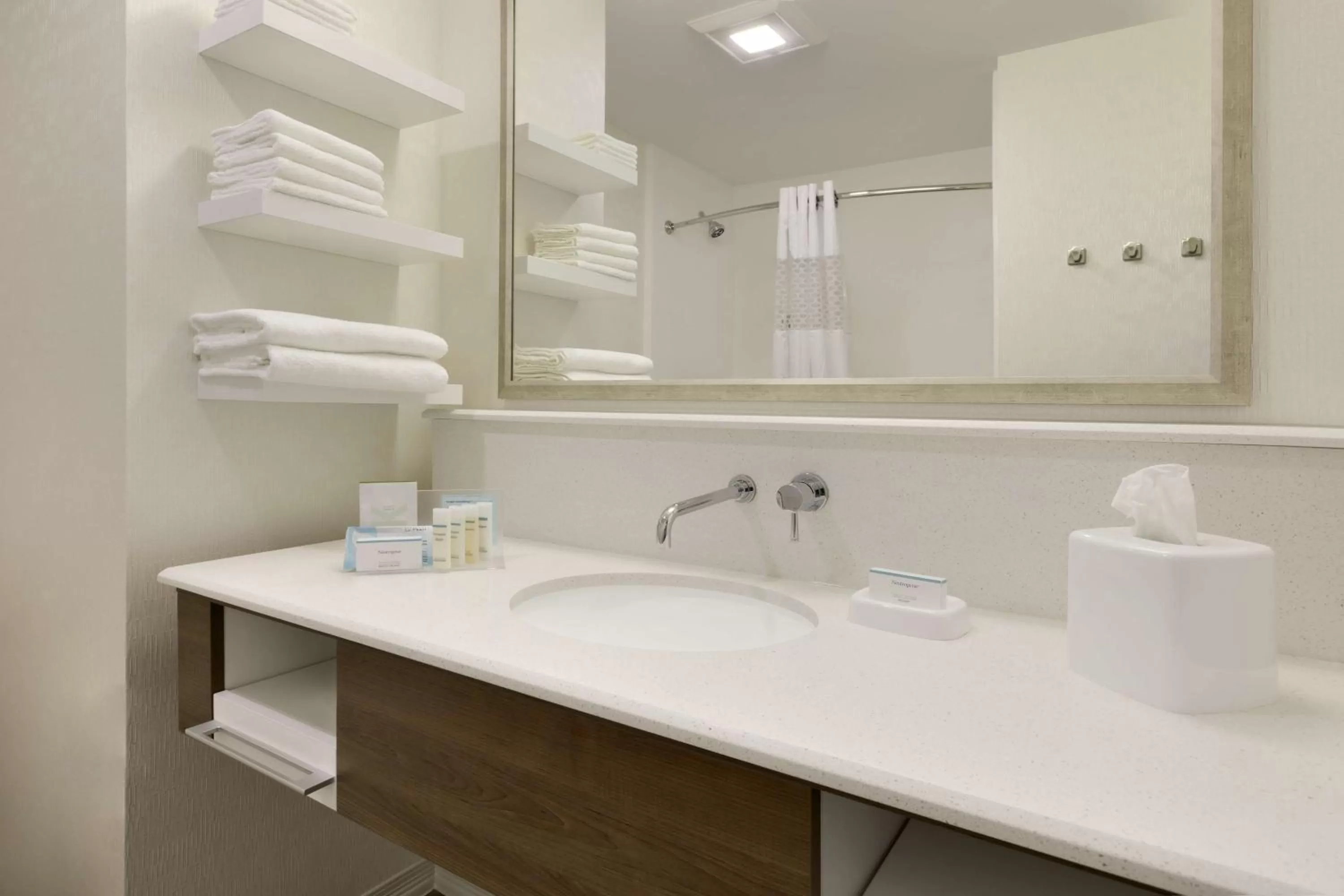 Bathroom in Hampton Inn & Suites Niles/Warren, OH