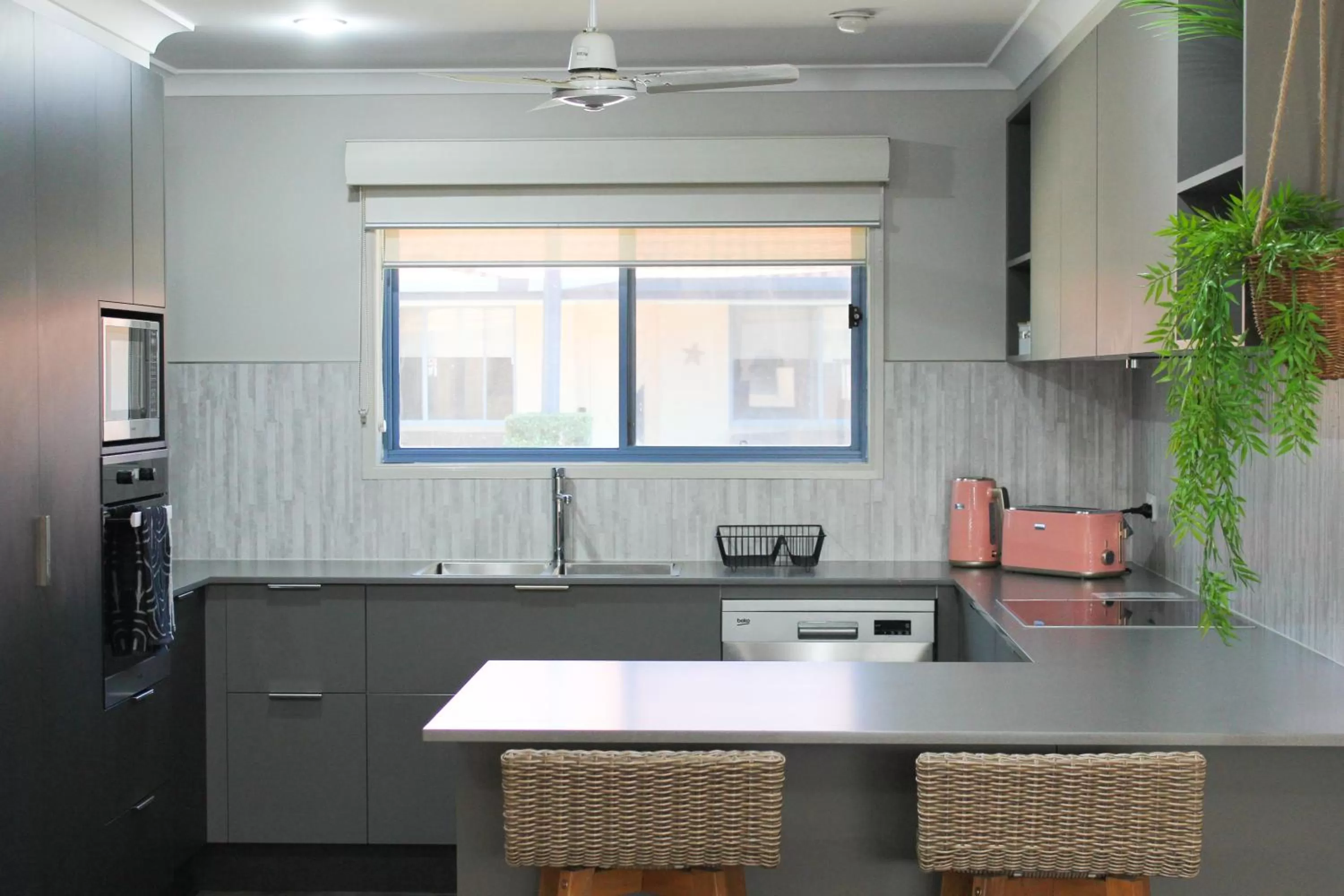 Kitchen or kitchenette in Yamba Twin Pines Motel